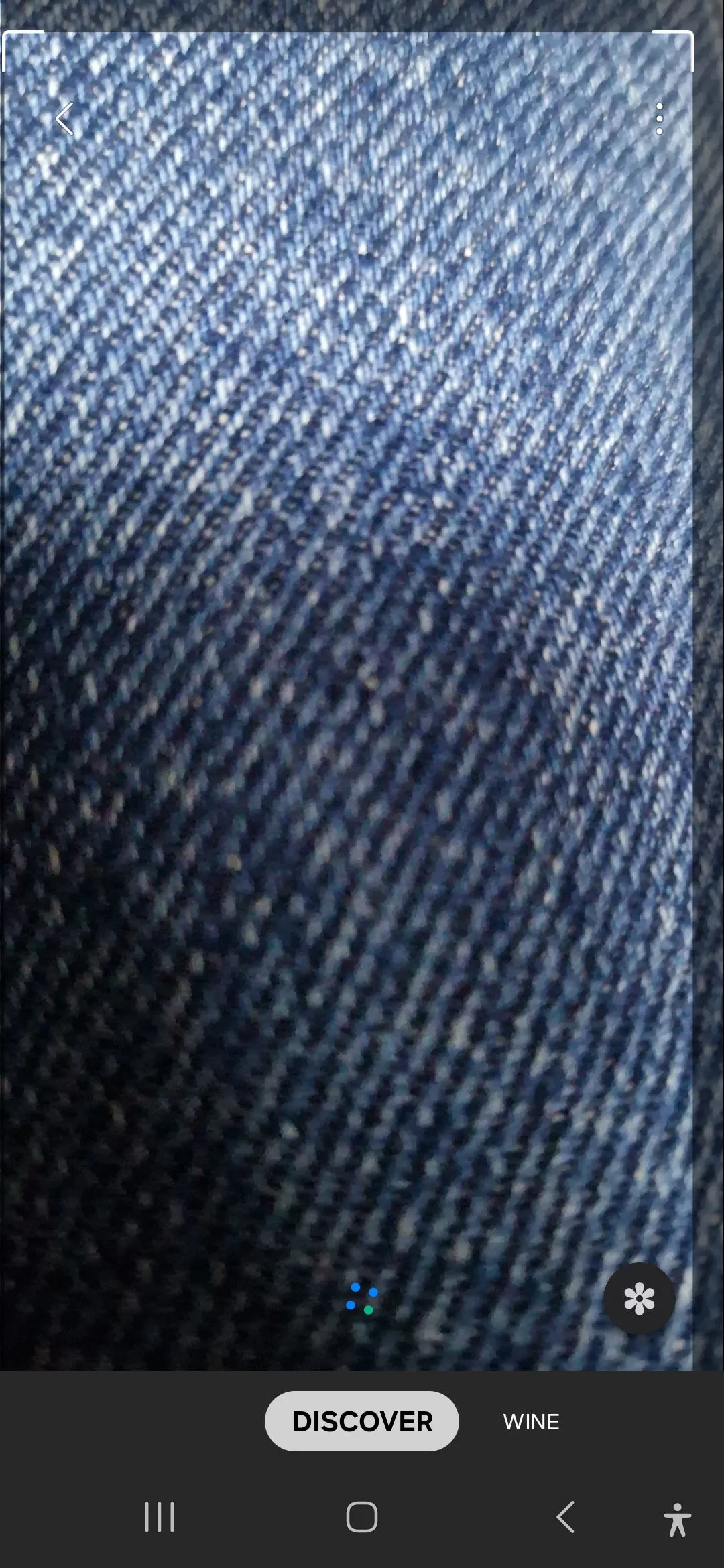 Bixby Vision đang quét vật liệu vải denim