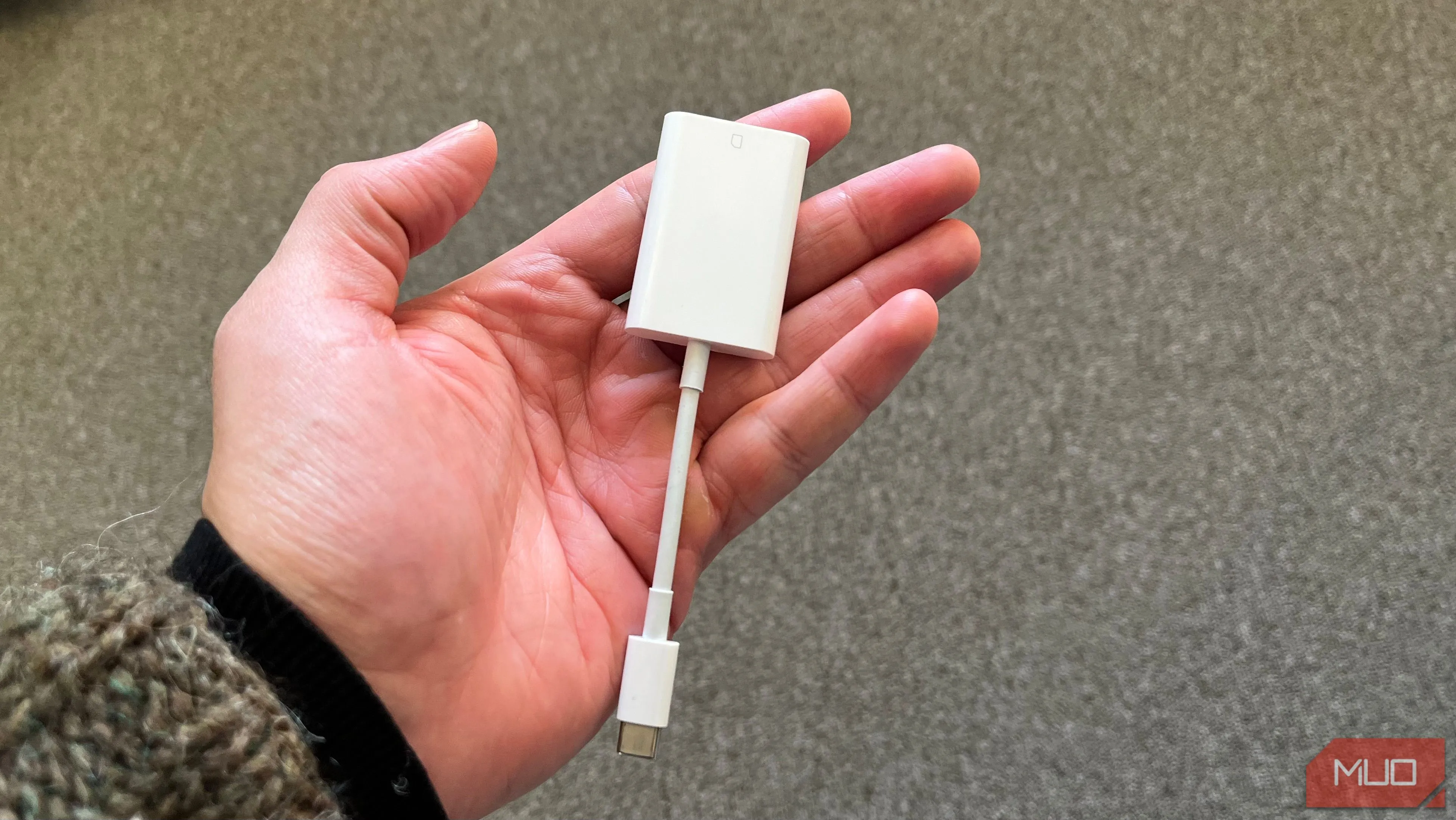 Bộ chuyển đổi đầu đọc thẻ SD Apple USB-C màu trắng