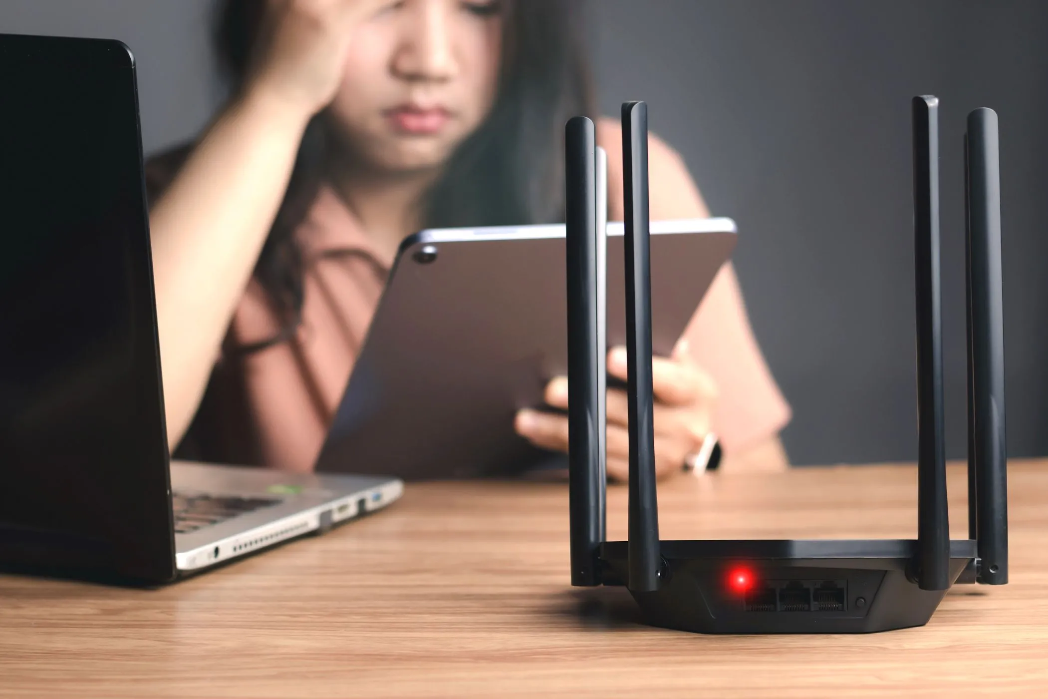 Bộ định tuyến Wi-Fi báo lỗi với đèn đỏ, biểu thị sự cố kết nối firmware