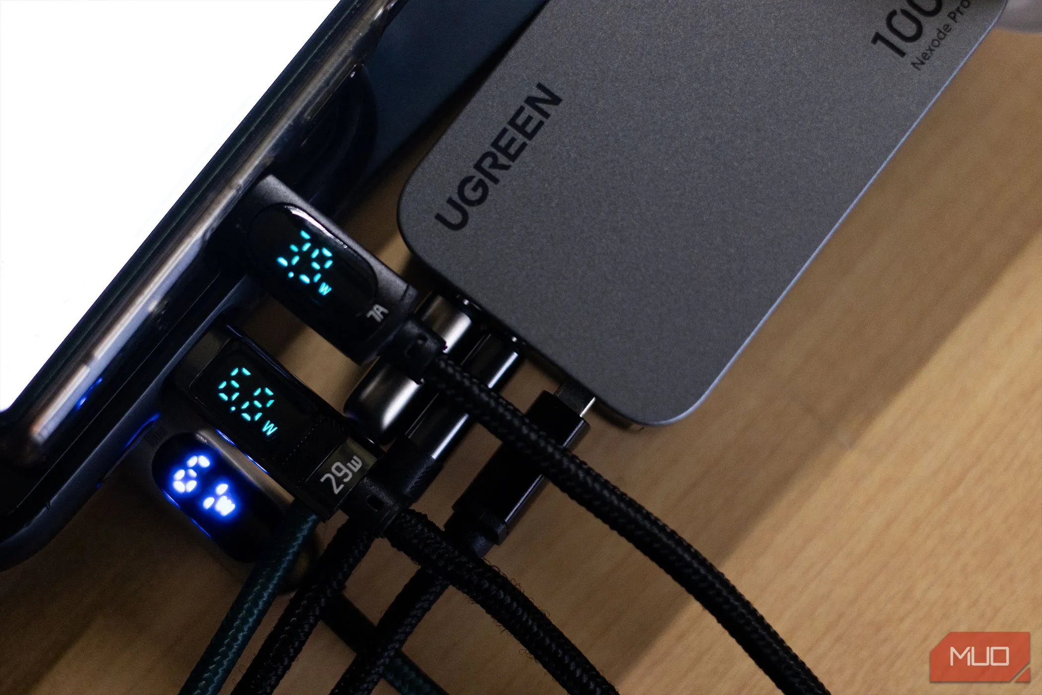 Bộ sạc tường USB-C Ugreen Nexode Pro 100W hiển thị công suất, minh họa công nghệ sạc GaN an toàn từ bên thứ ba.
