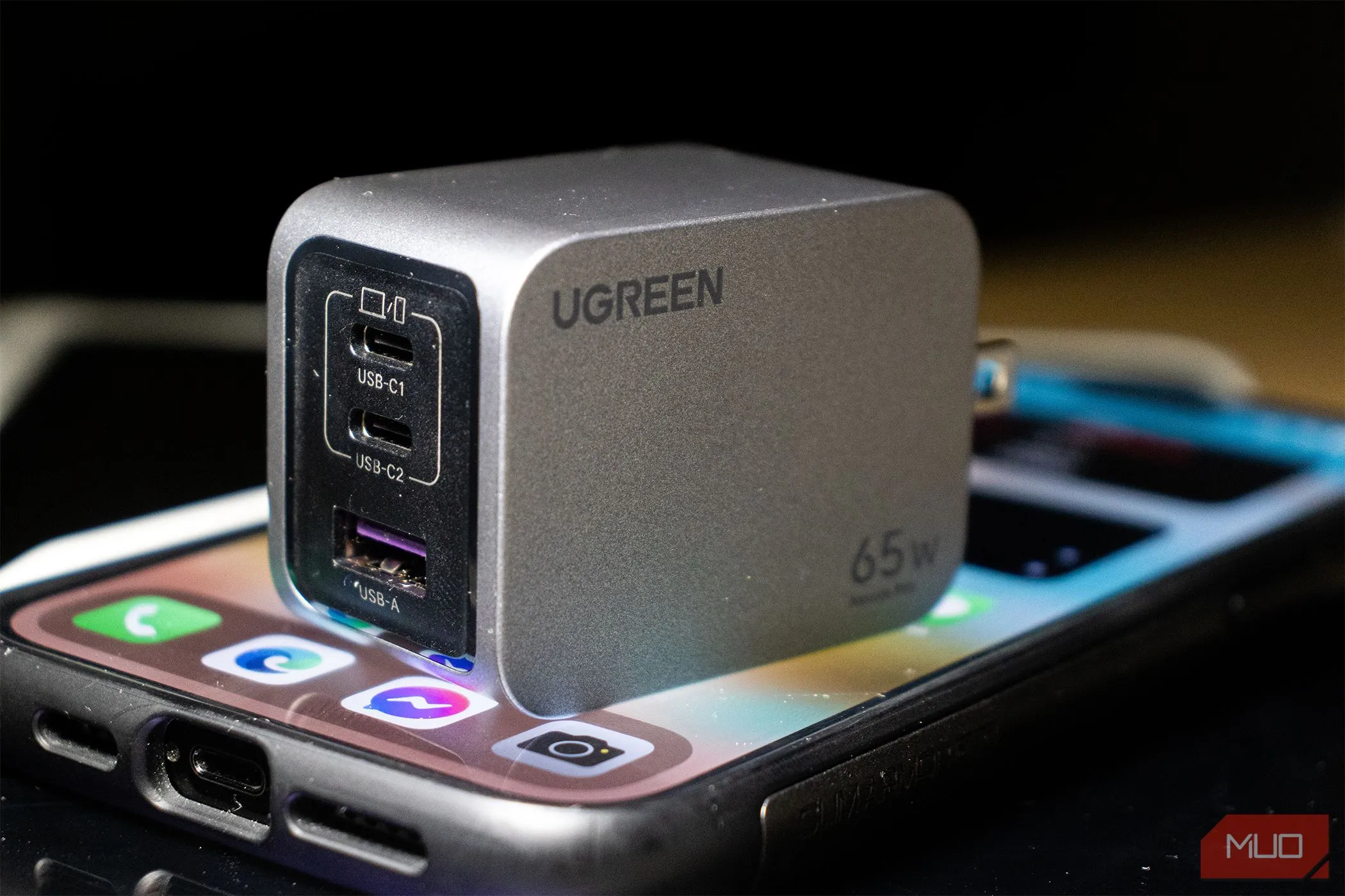 Bộ sạc Ugreen Nexode Pro 65W đang sạc iPhone 14 Pro Max