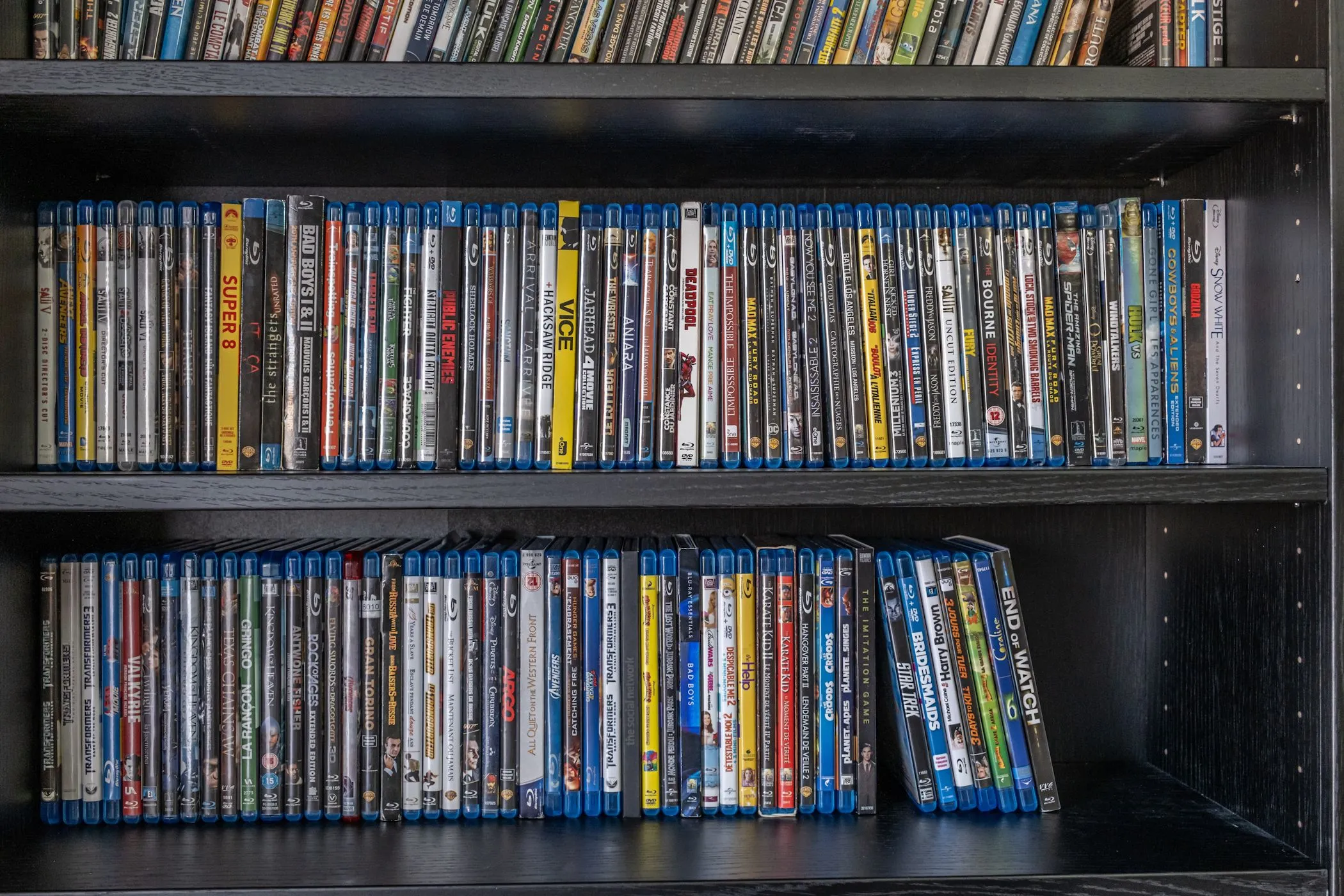 Bộ sưu tập đĩa Blu-ray trên kệ sách, mang đến chất lượng hình ảnh và âm thanh cao cấp cho rạp tại gia