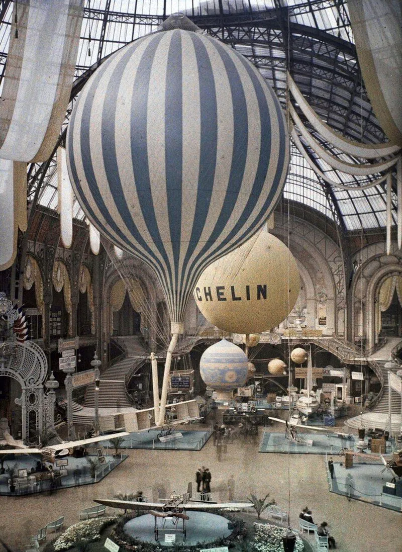 Bức ảnh hiếm hoi từ đầu thế kỷ 20 của Léon Gimpel, chụp hai khinh khí cầu bên trong Grand Palais ở Paris, với màu sắc độc đáo.