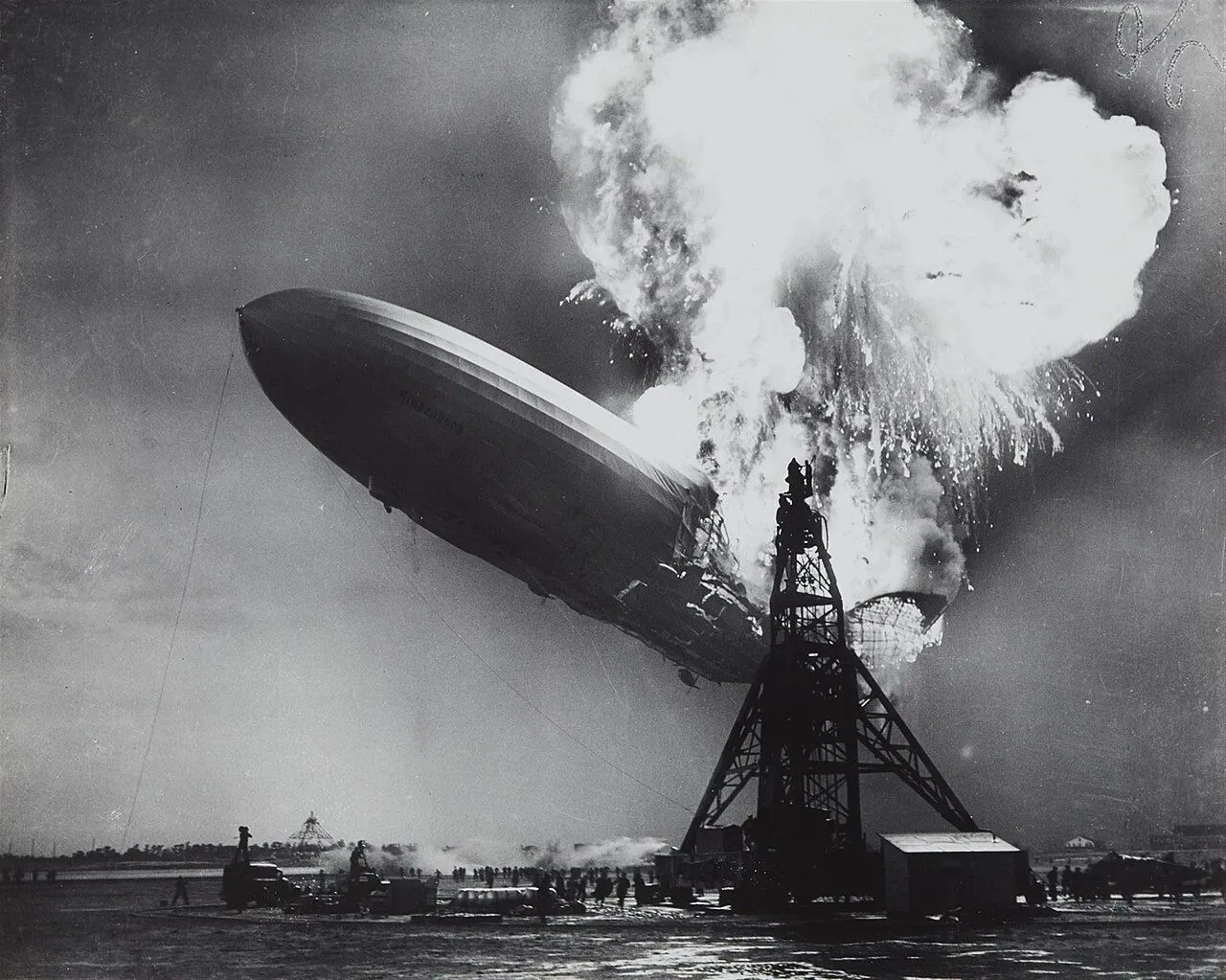 Bức ảnh lịch sử ghi lại khoảnh khắc khinh khí cầu Hindenburg bốc cháy và rơi xuống, thể hiện sự khủng khiếp của thảm họa.