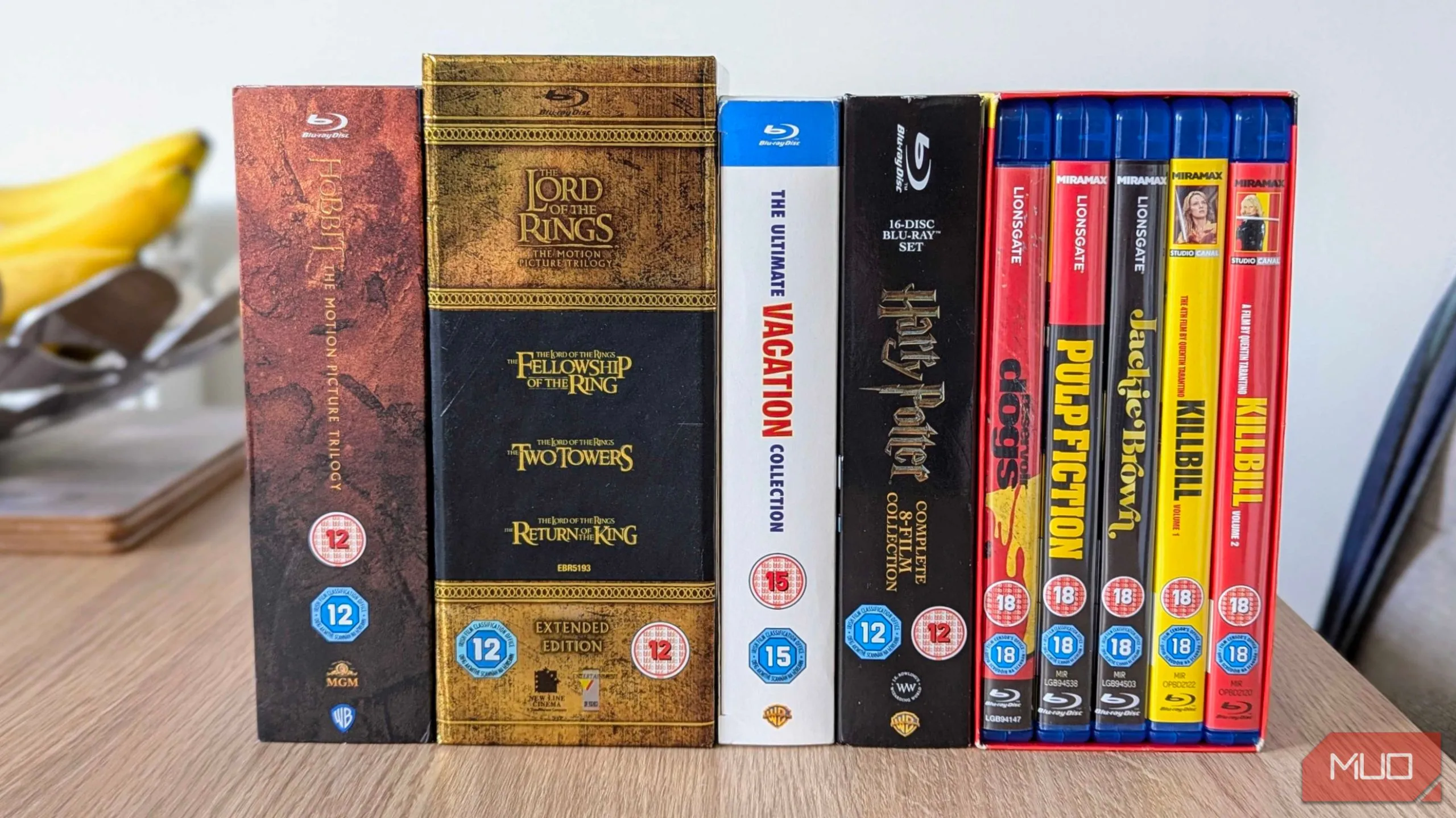 Các bộ hộp đĩa DVD và Blu-ray cổ điển trên bàn