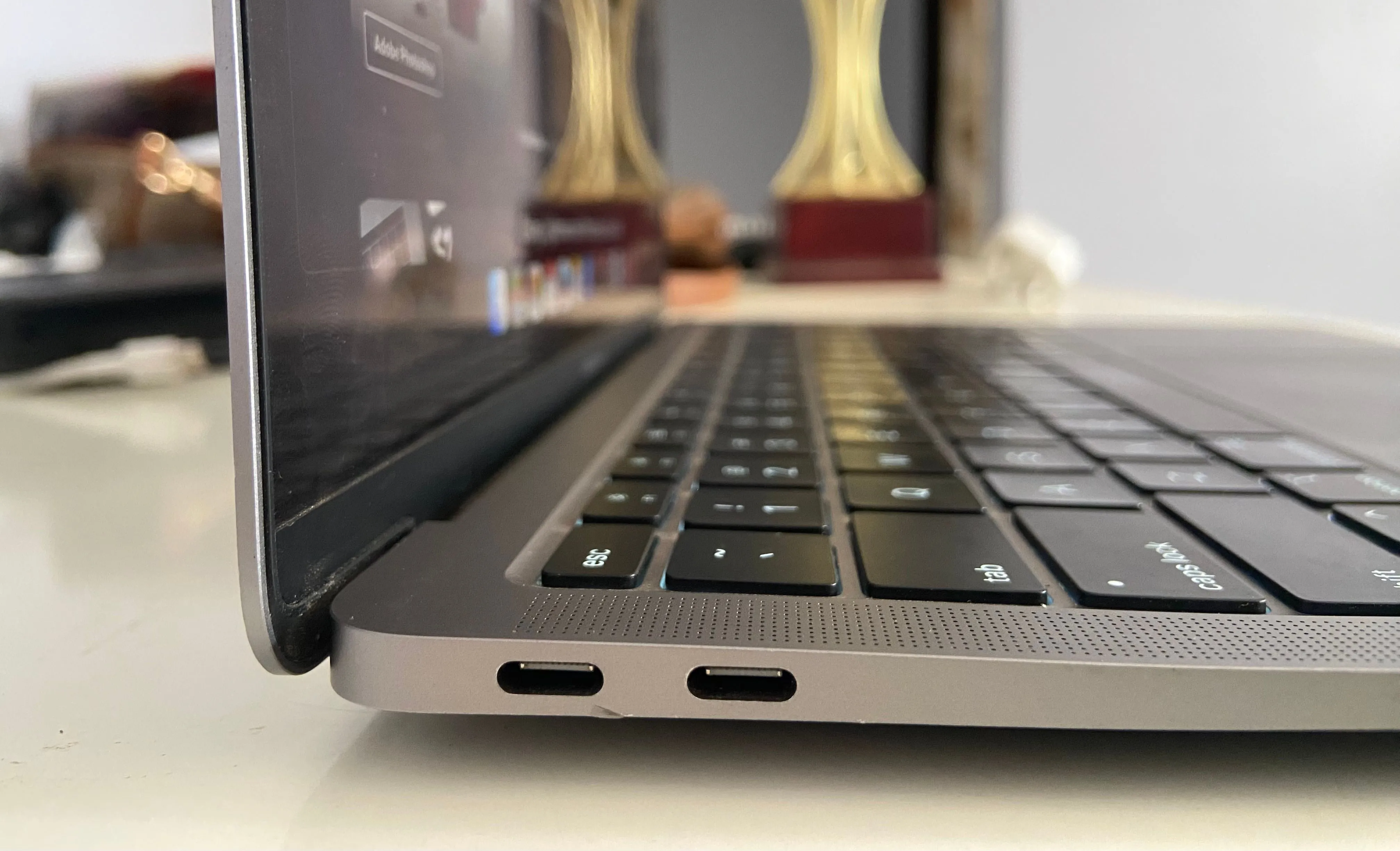 Các cổng kết nối ở cạnh trái của MacBook Air M1, điển hình cho sự giới hạn cổng trên laptop siêu mỏng.