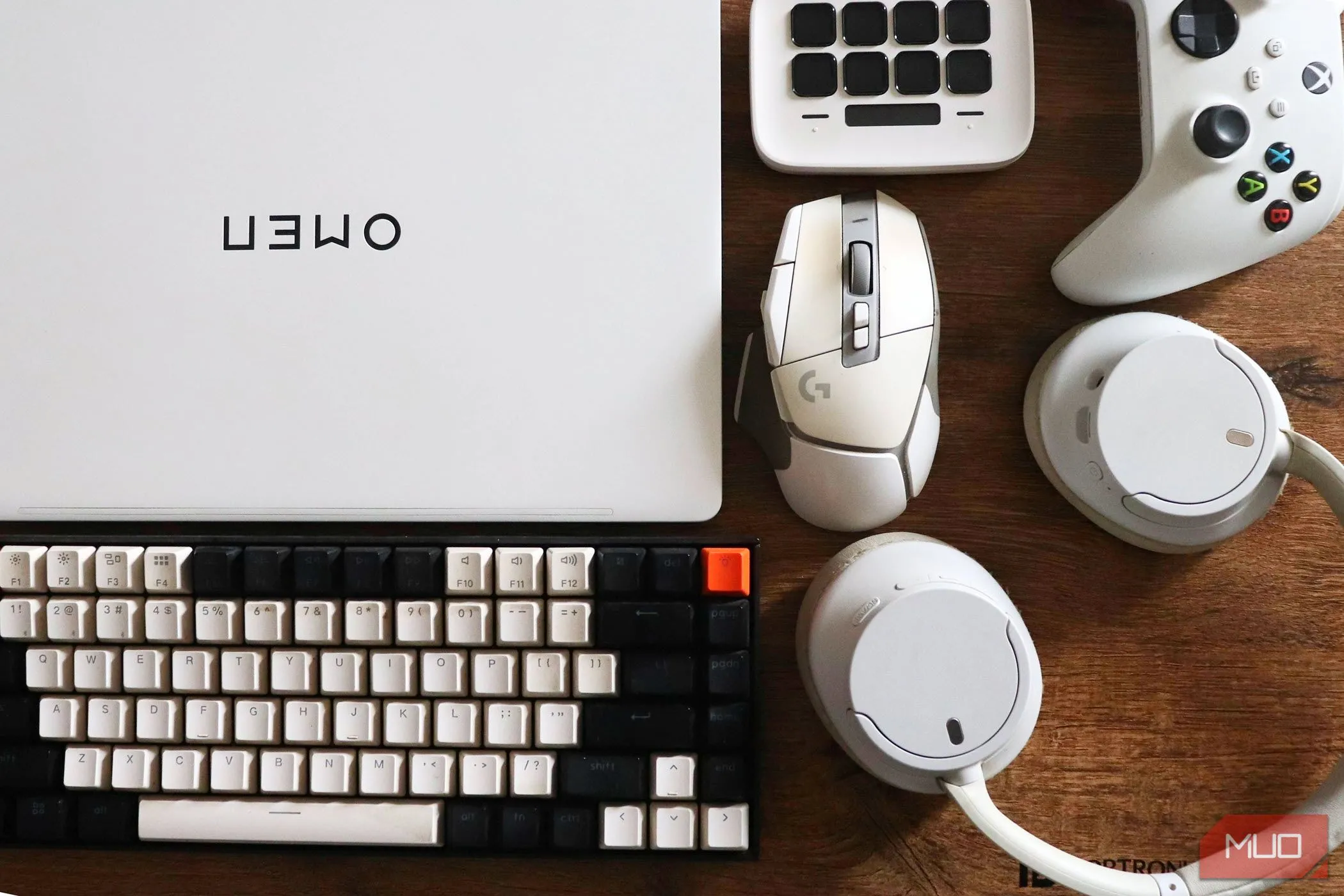Các linh kiện phần cứng PC màu trắng được bố trí trên bàn