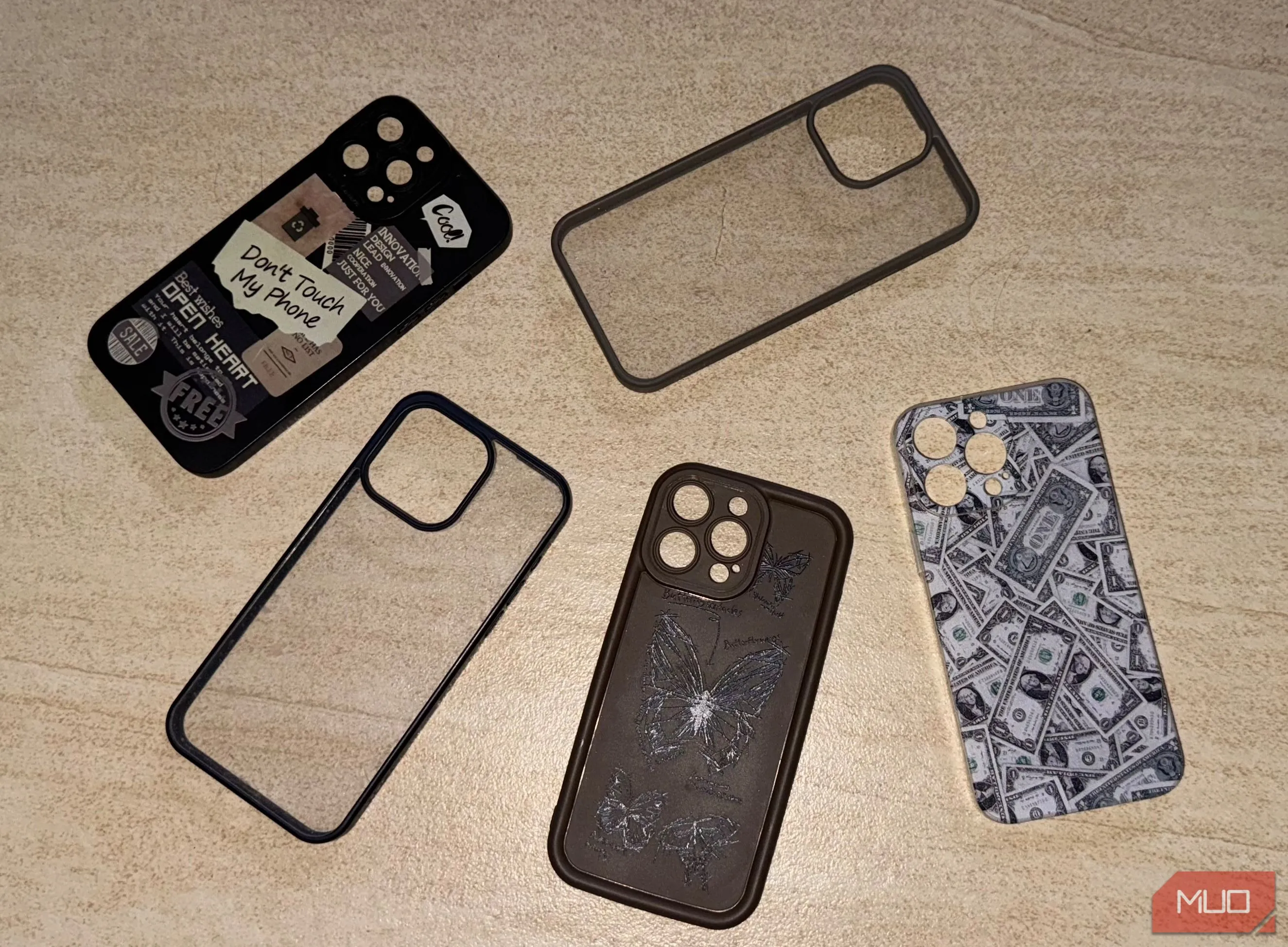 Các loại ốp lưng iPhone 15 Pro Max đặt trên sàn nhà