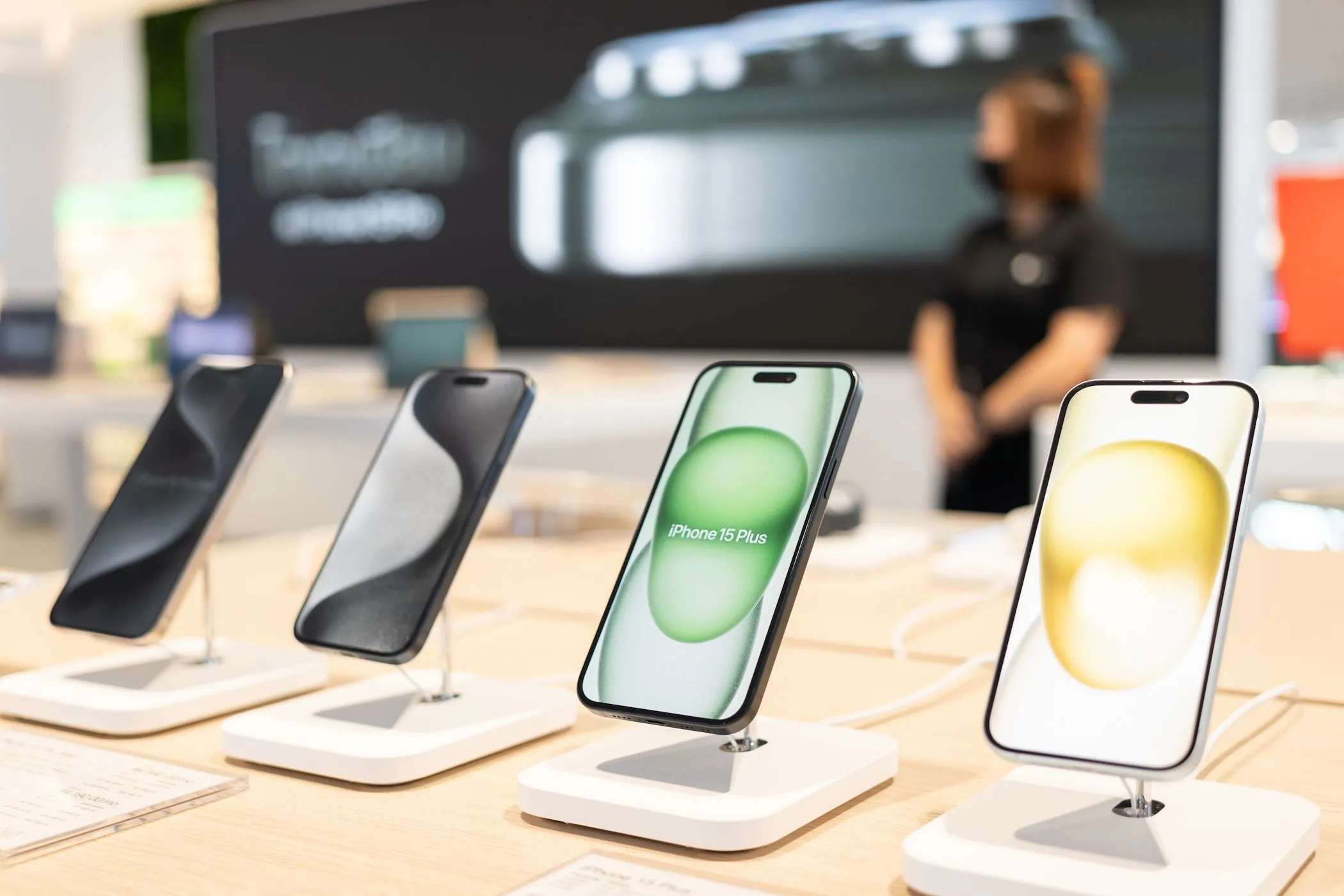 Các mẫu iPhone 15 mới trưng bày tại Apple Store, minh họa xu hướng nâng cấp thiết bị và vấn đề môi trường