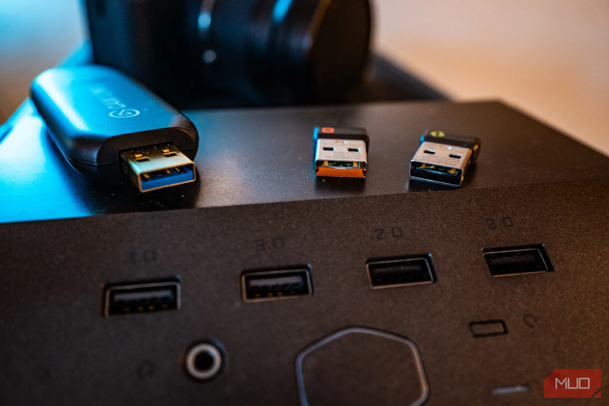 Các thiết bị USB kết nối máy tính qua cổng USB 2.0 và 3.0, thể hiện tính năng đa dạng của phụ kiện bên thứ ba.