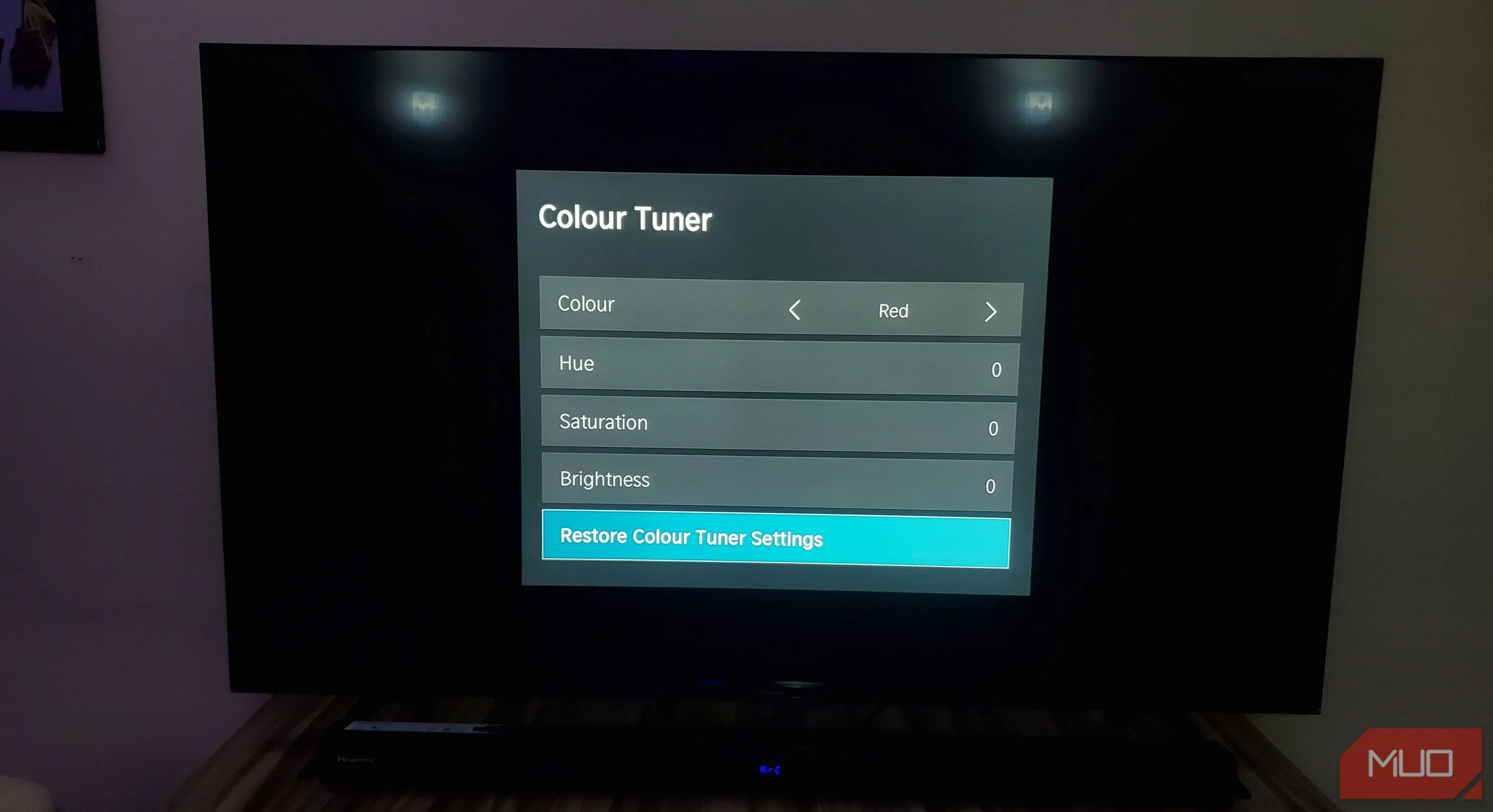 Cài đặt bộ chỉnh màu sắc trên Smart TV Hisense để điều chỉnh tông màu và độ bão hòa ảnh.