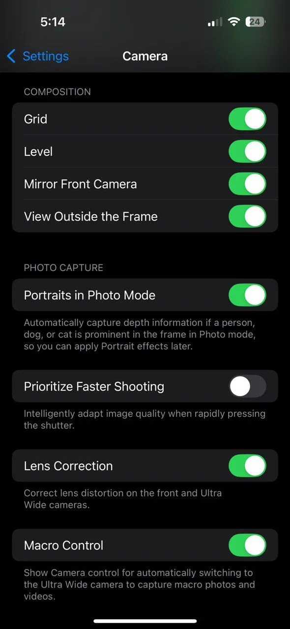 Cài đặt Camera iPhone với tùy chọn &quot;Ưu tiên chụp nhanh&quot; (Prioritize Faster Shooting) đang được tắt để cải thiện chất lượng ảnh thiếu sáng