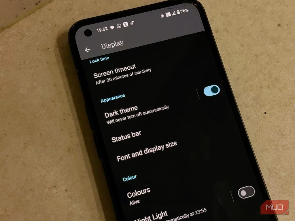 Cài đặt chế độ tối (Dark Mode) trên điện thoại Android, cho phép người dùng chuyển đổi giữa nền sáng và tối.