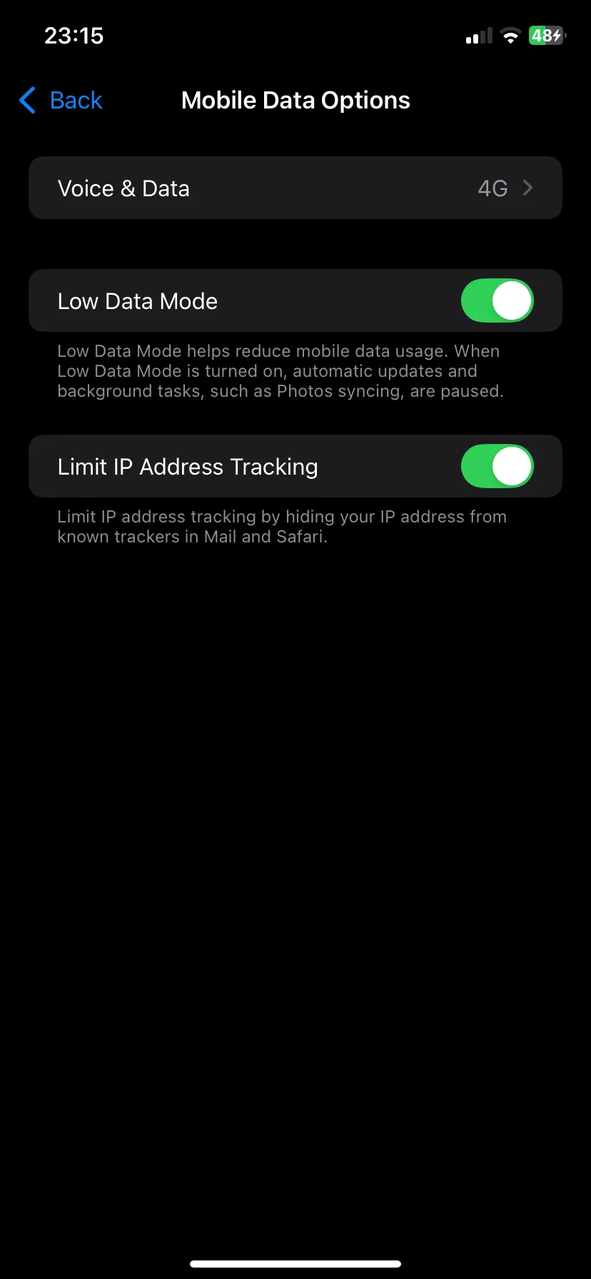 Cài đặt iOS hiển thị tùy chọn Chế độ dữ liệu thấp đã được bật, giúp tiết kiệm dung lượng 4G khi dùng hotspot.