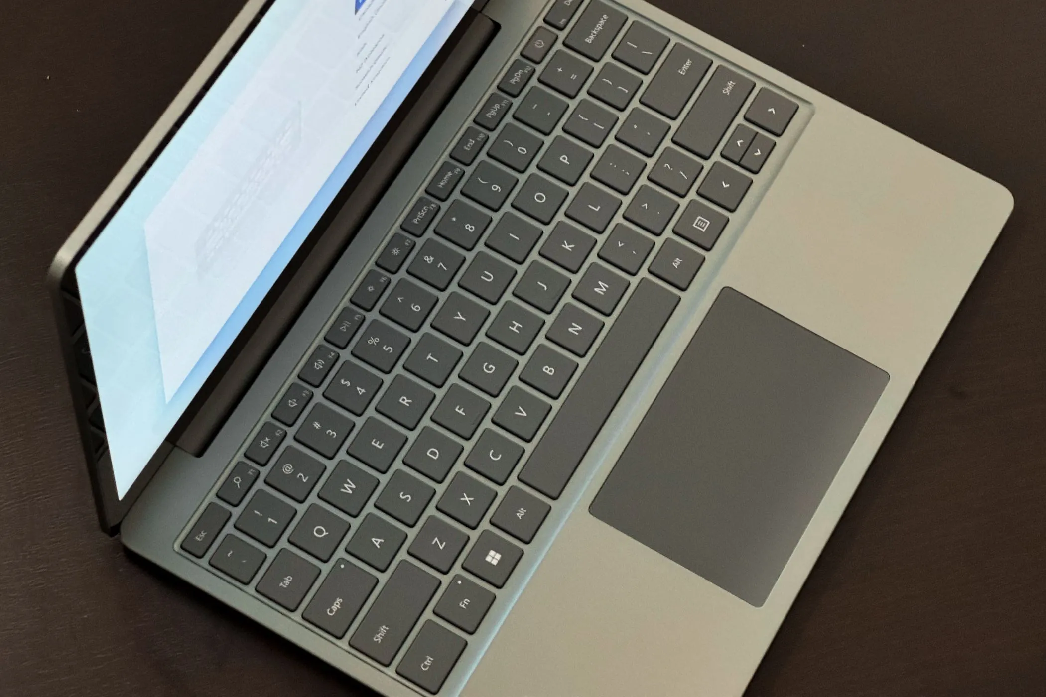 Cận cảnh bàn phím của Surface Laptop Go 3, minh họa thiết kế phím nông trên các laptop mỏng nhẹ.