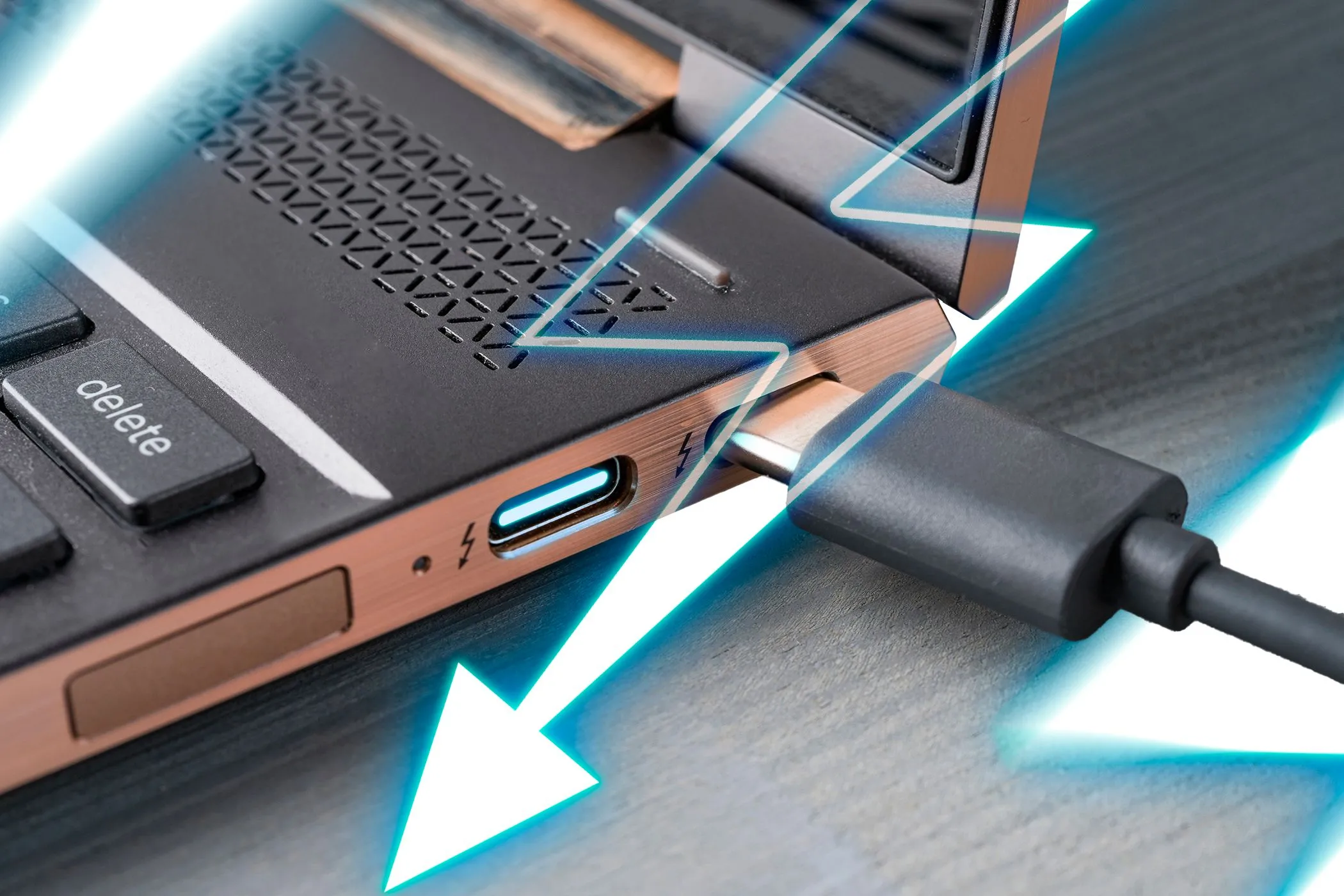 Cận cảnh cổng USB-C Thunderbolt trên laptop, biểu tượng cho kết nối đa năng