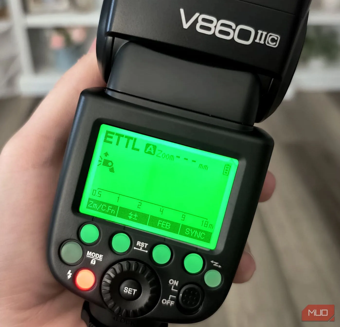 Cận cảnh màn hình LCD hiển thị cài đặt của đèn flash Godox V860II, cho thấy giao diện trực quan và dễ đọc.