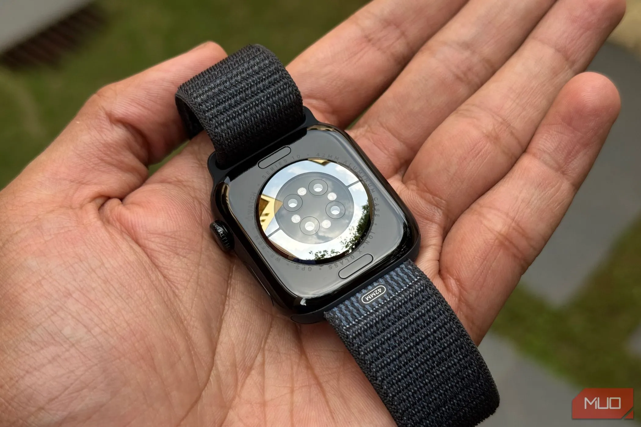 Cận cảnh mảng cảm biến sức khỏe ở mặt dưới của Apple Watch, thể hiện các công nghệ theo dõi hiện đại
