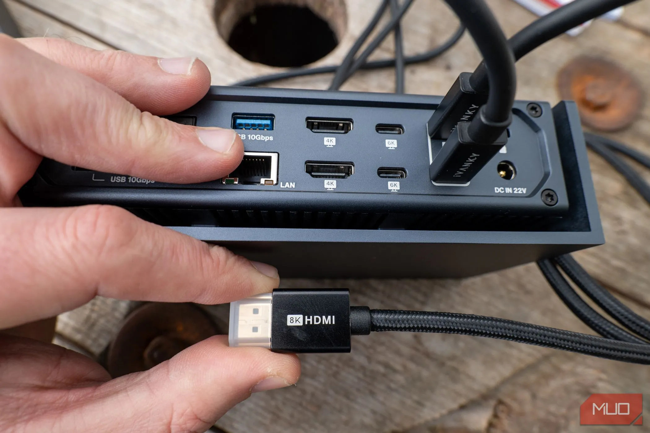 Cáp HDMI 8K chất lượng cao, minh họa cho nhu cầu băng thông lớn