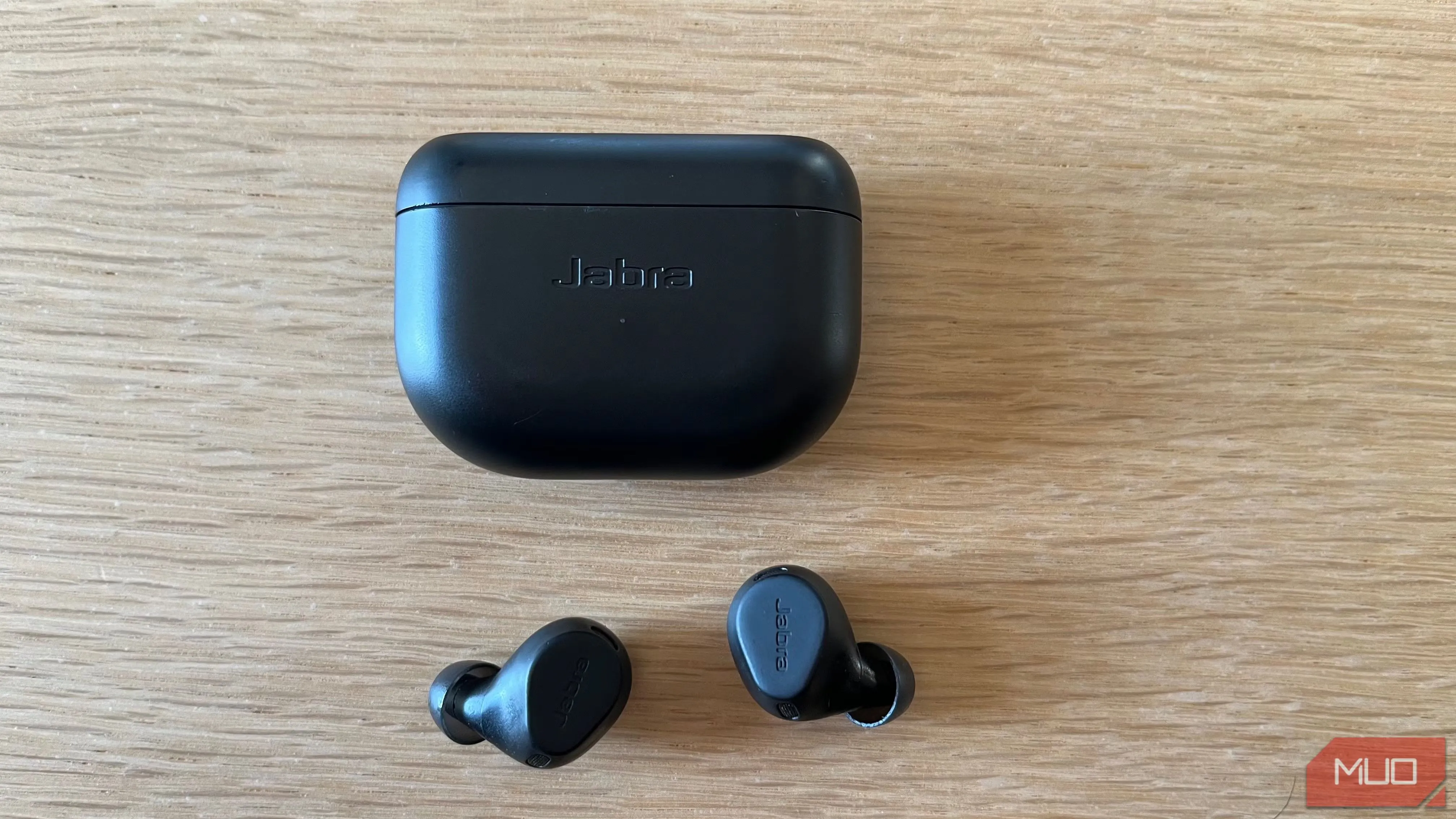 Cặp tai nghe không dây Jabra Elite 8 Active màu đen đặt trên bàn gỗ
