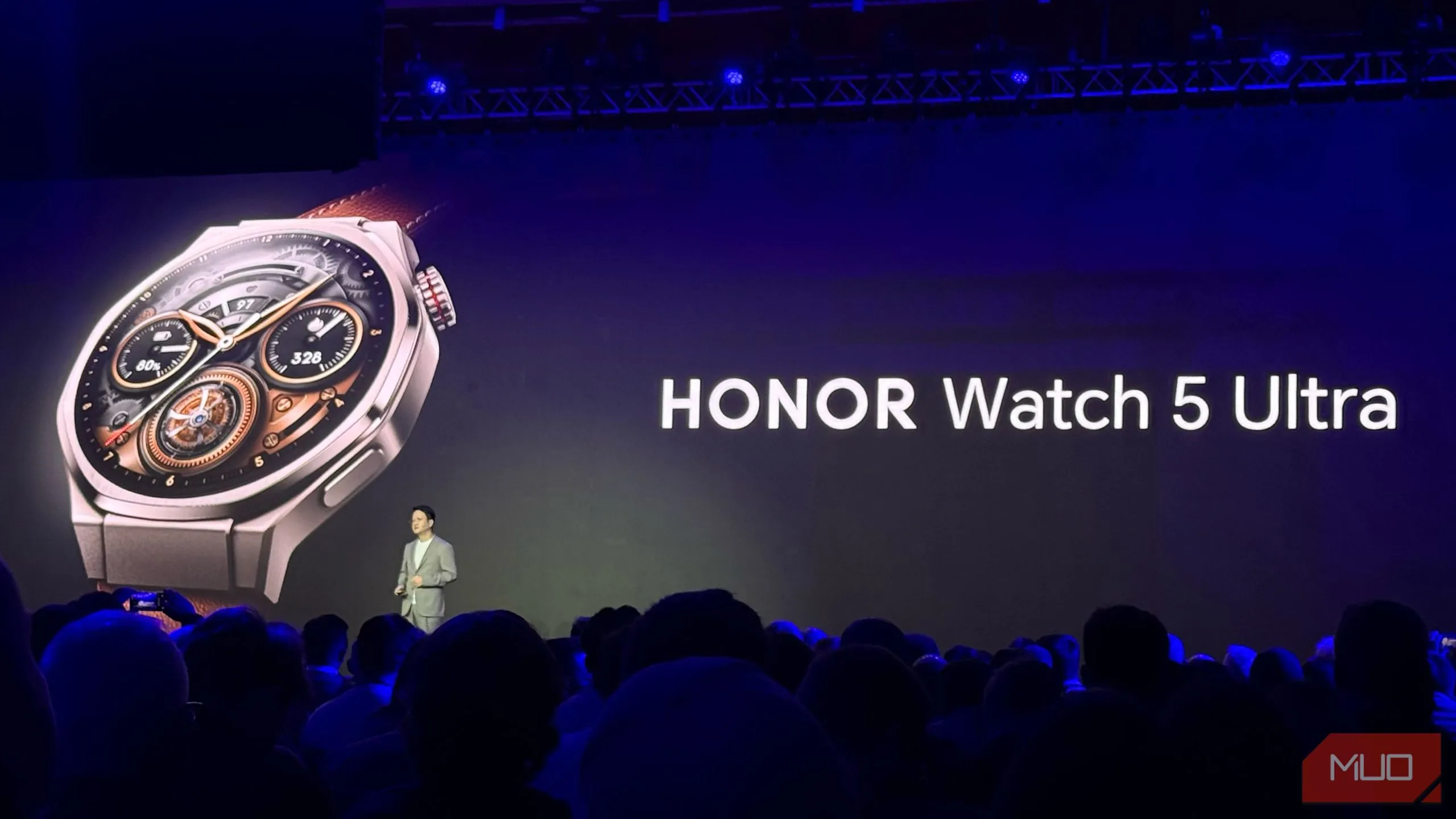 CEO James Li của Honor công bố Honor Watch 5 Ultra tại buổi thuyết trình MWC 2025, giới thiệu sản phẩm mới