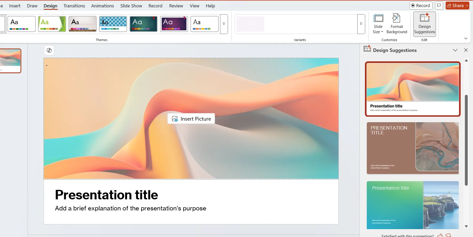 Chọn một trong các gợi ý thiết kế chuyên nghiệp từ bảng Designer sidebar trong PowerPoint.