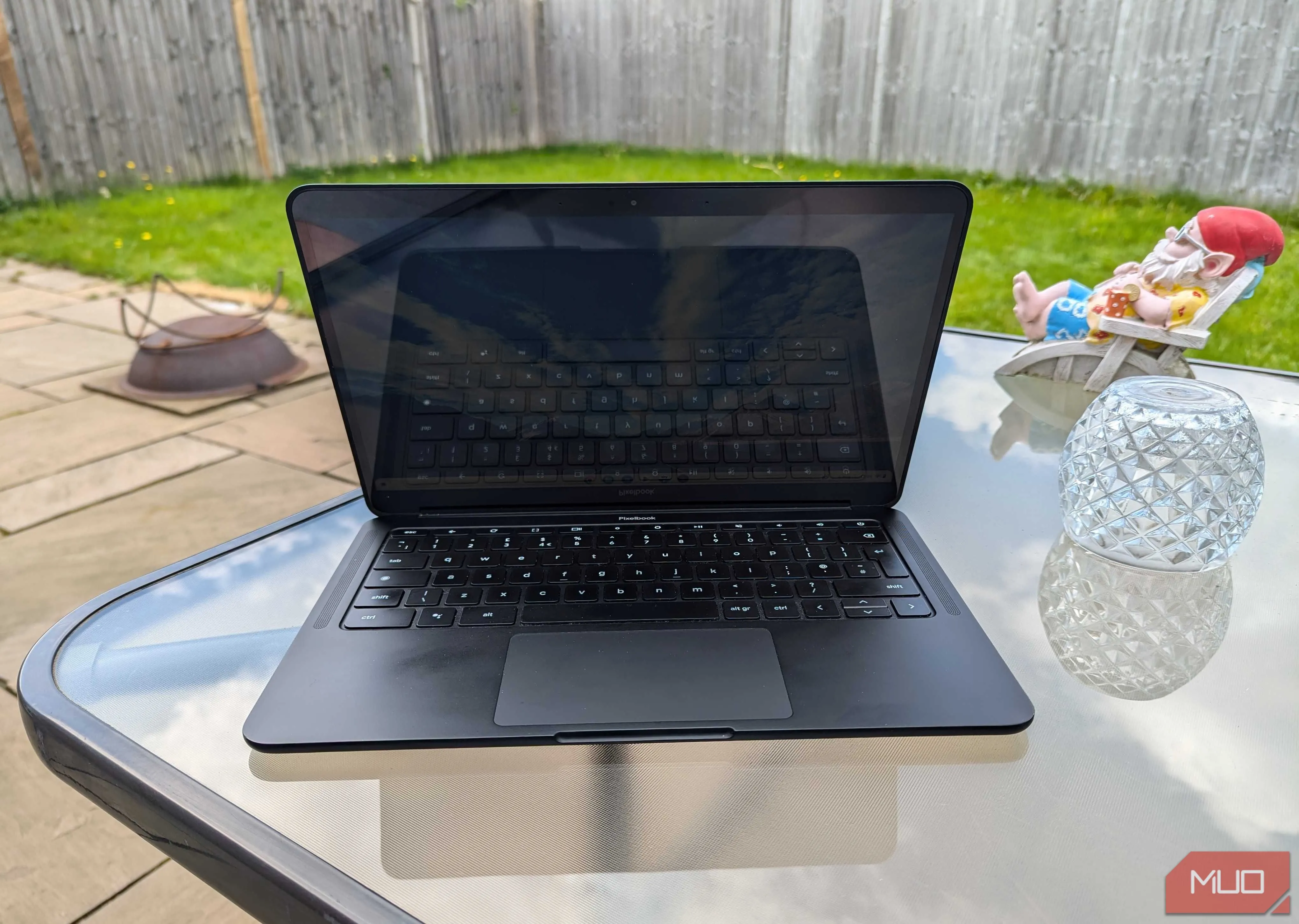 Chromebook đang mở trên bàn trong vườn, biểu thị sự tiện lợi và sẵn sàng sử dụng mọi lúc mọi nơi của thiết bị.