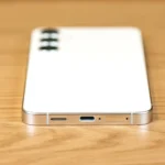 Cổng kết nối và vị trí micrô ở cạnh dưới điện thoại Samsung Galaxy S24 Plus