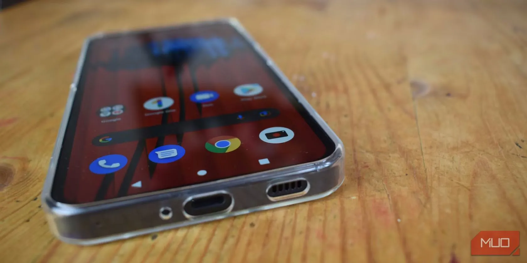 Cổng sạc của điện thoại Nothing Phone 1 được bịt kín bằng nút chống bụi, cho thấy khả năng bảo vệ các cổng kết nối