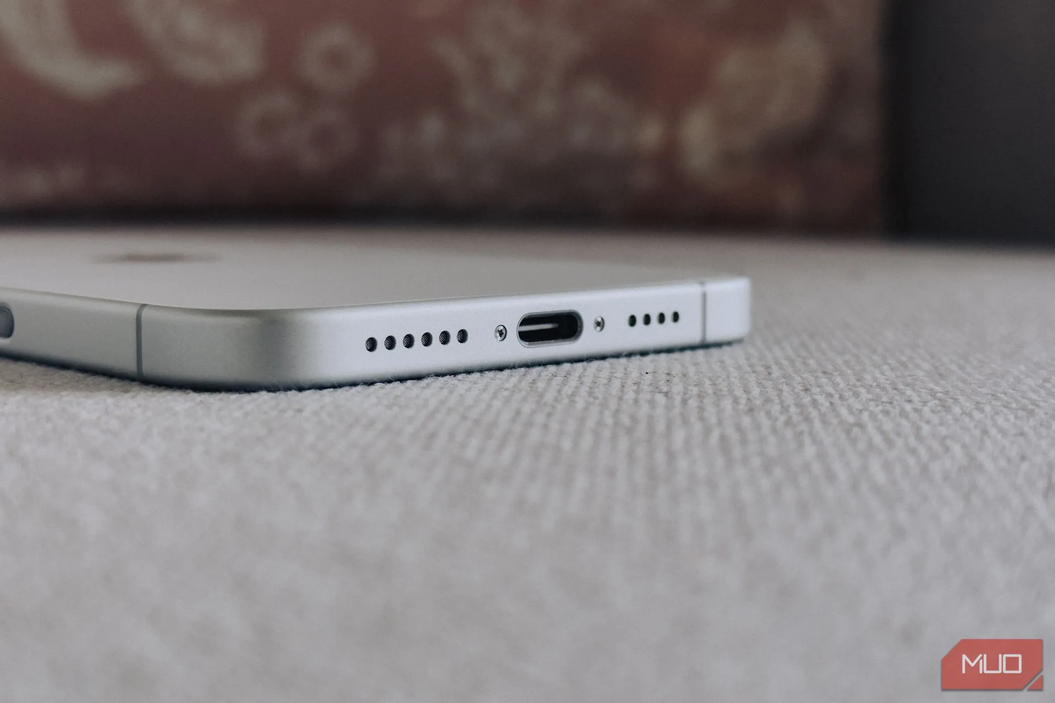 Cổng USB-C trên điện thoại iPhone 16 Plus, thể hiện việc loại bỏ jack tai nghe 3.5mm truyền thống