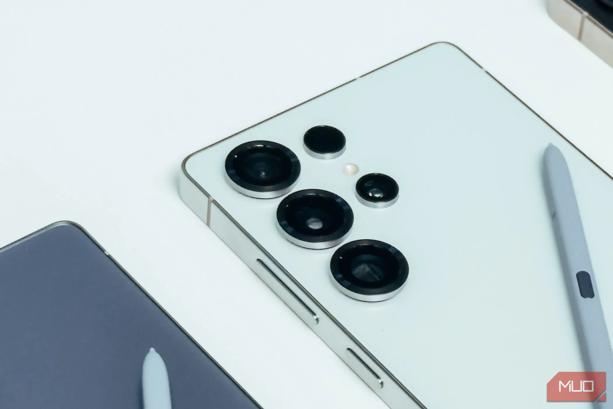 Cụm camera Samsung Galaxy S25 Ultra màu trắng