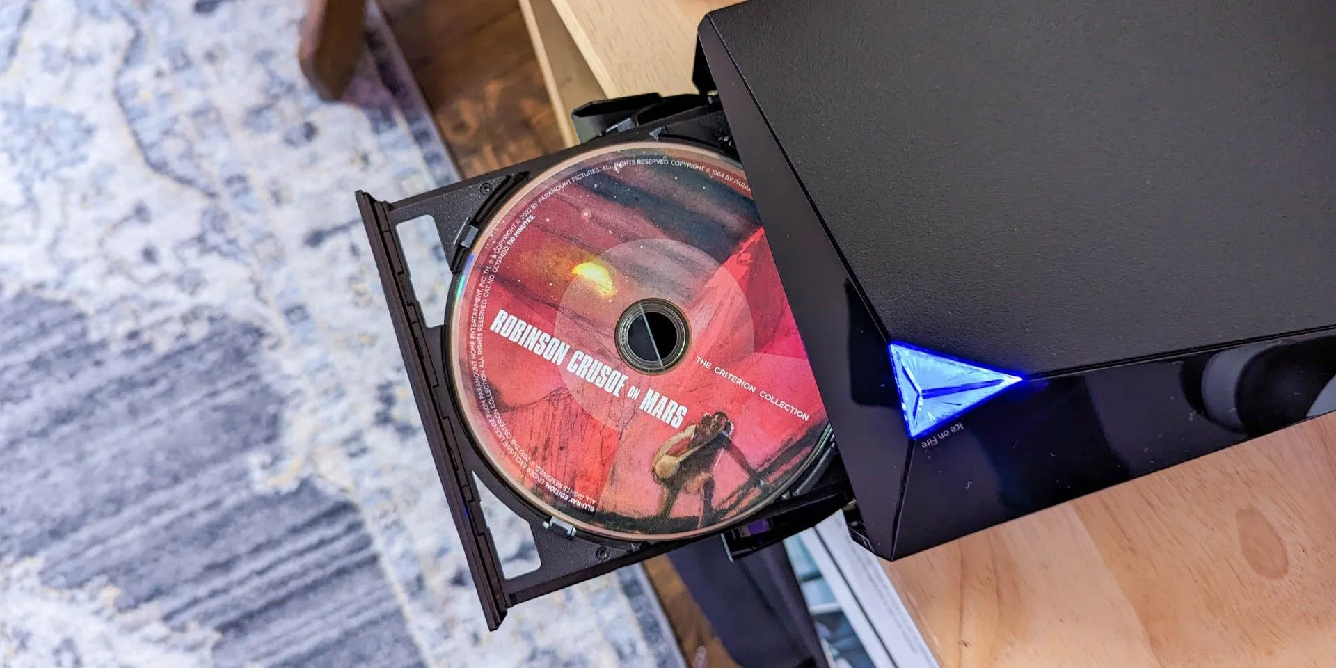 Đầu đĩa DVD Asus với đĩa đang đặt trong khay.