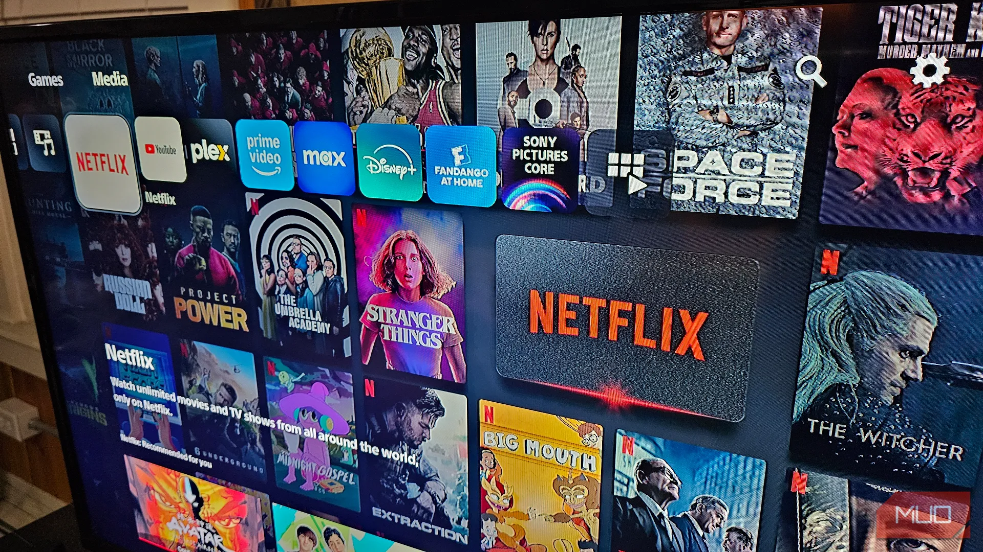 Dãy ứng dụng dịch vụ truyền phát trực tuyến như Netflix, YouTube trên giao diện TV thông minh
