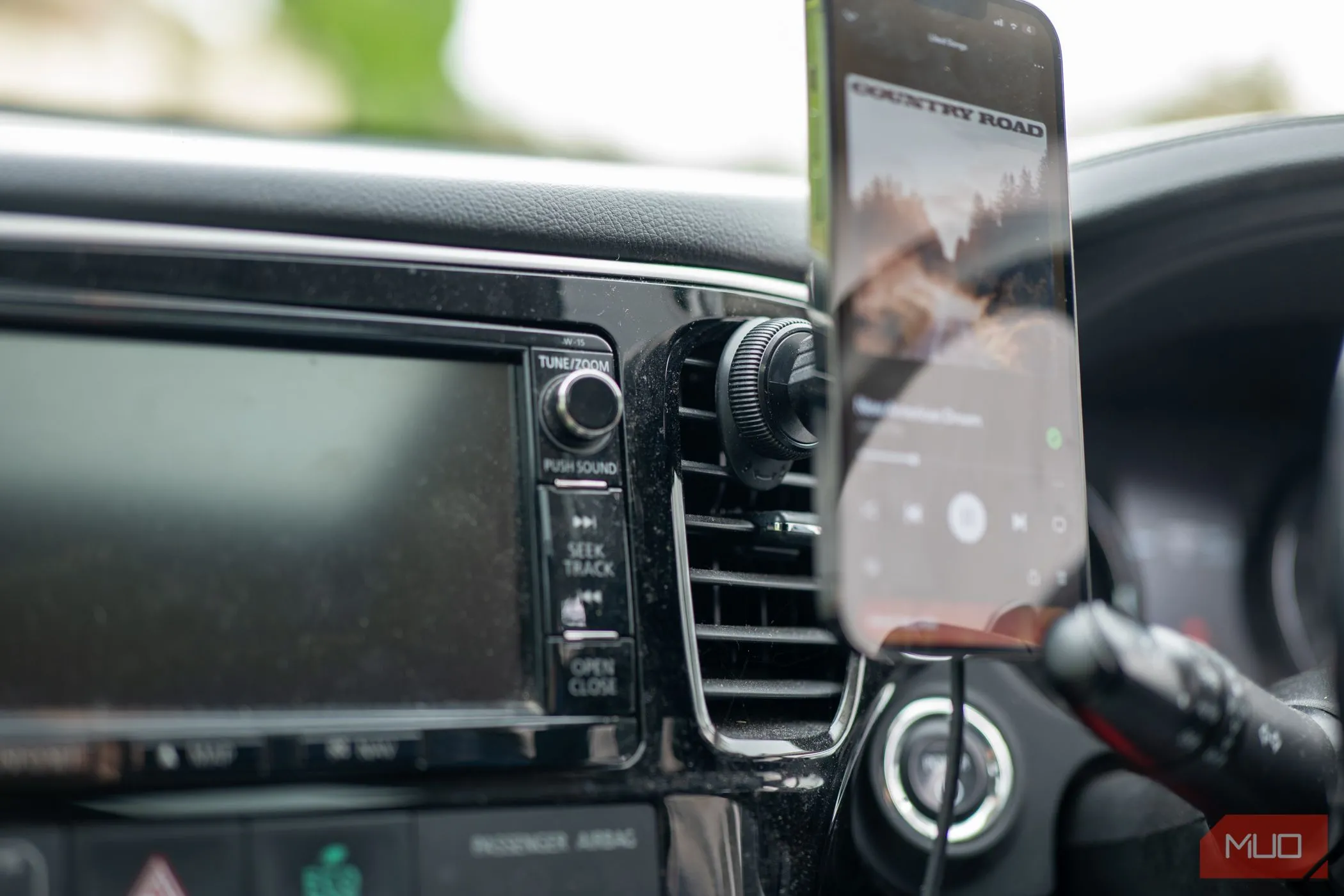 Điện thoại Android gắn trên giá đỡ Pitaka ezMag Pro 2 trong xe hơi, sẵn sàng hoạt động như camera hành trình hoặc Android Auto.