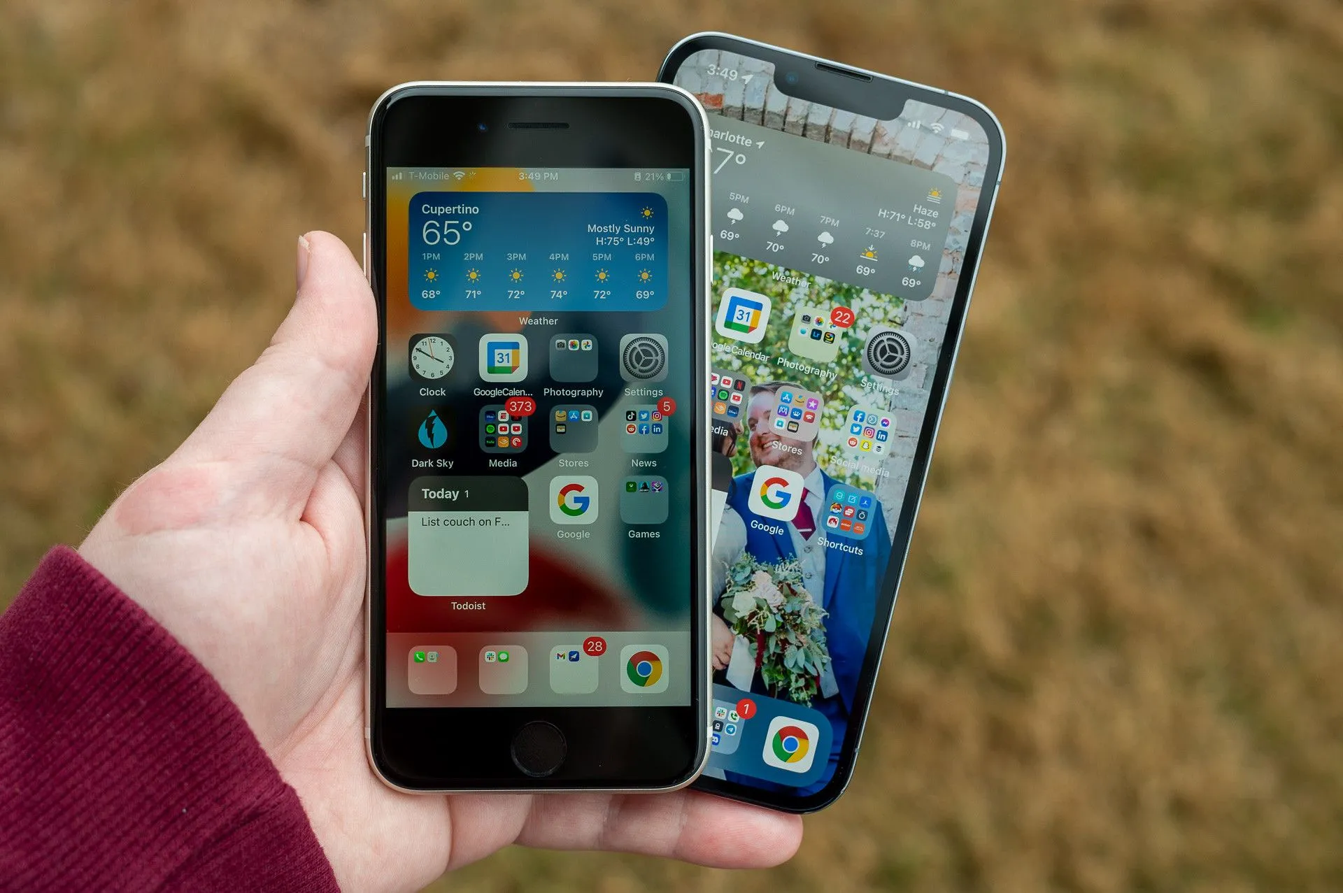 Điện thoại Apple iPhone SE 2022 được đặt cạnh iPhone 13 Pro.