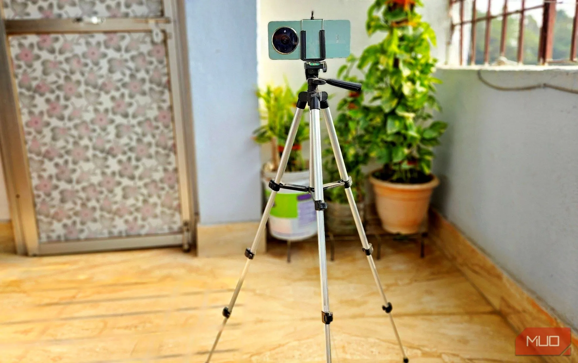 Điện thoại di động đang gắn trên tripod để chụp ảnh phong cảnh ban đêm, minh họa sự cần thiết của chân máy