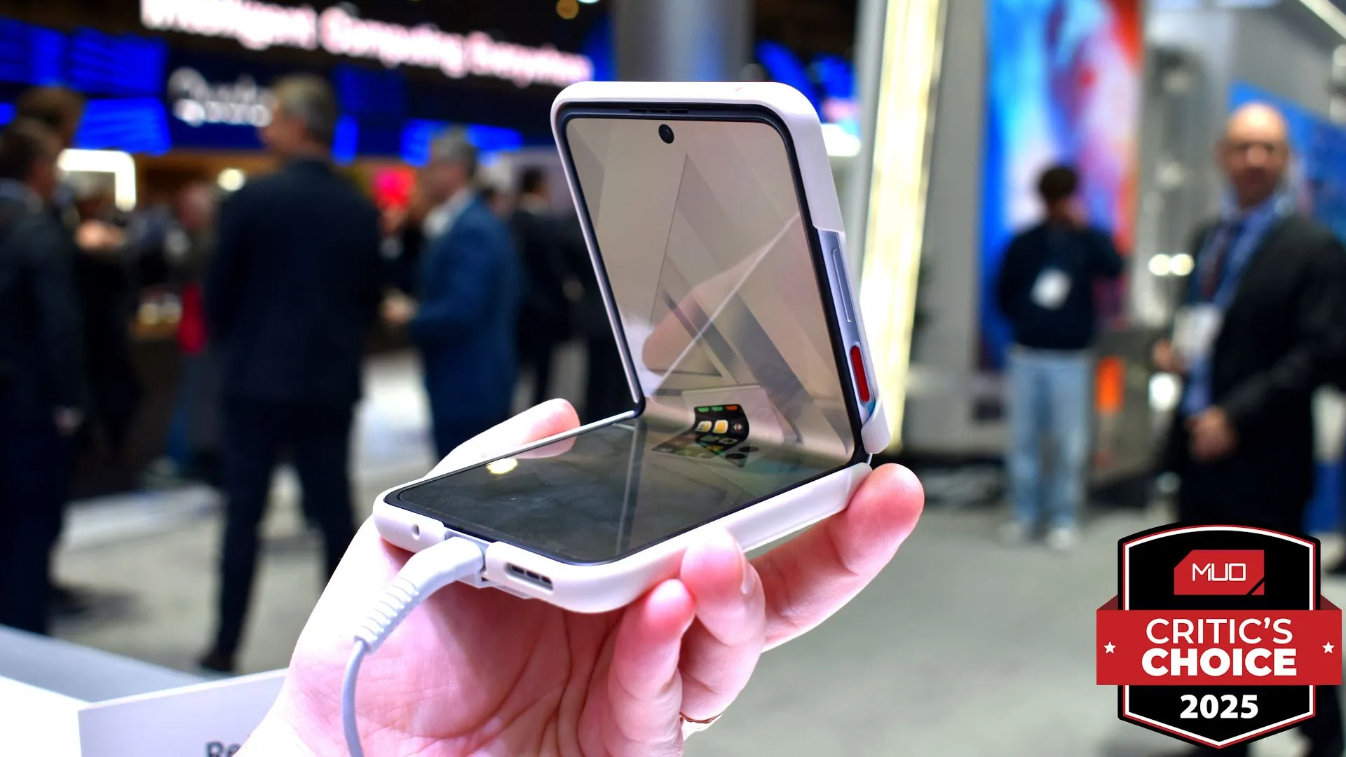 Điện thoại gập Nubia Flip 2 mở một nửa tại MWC 2025, nhận giải thưởng
