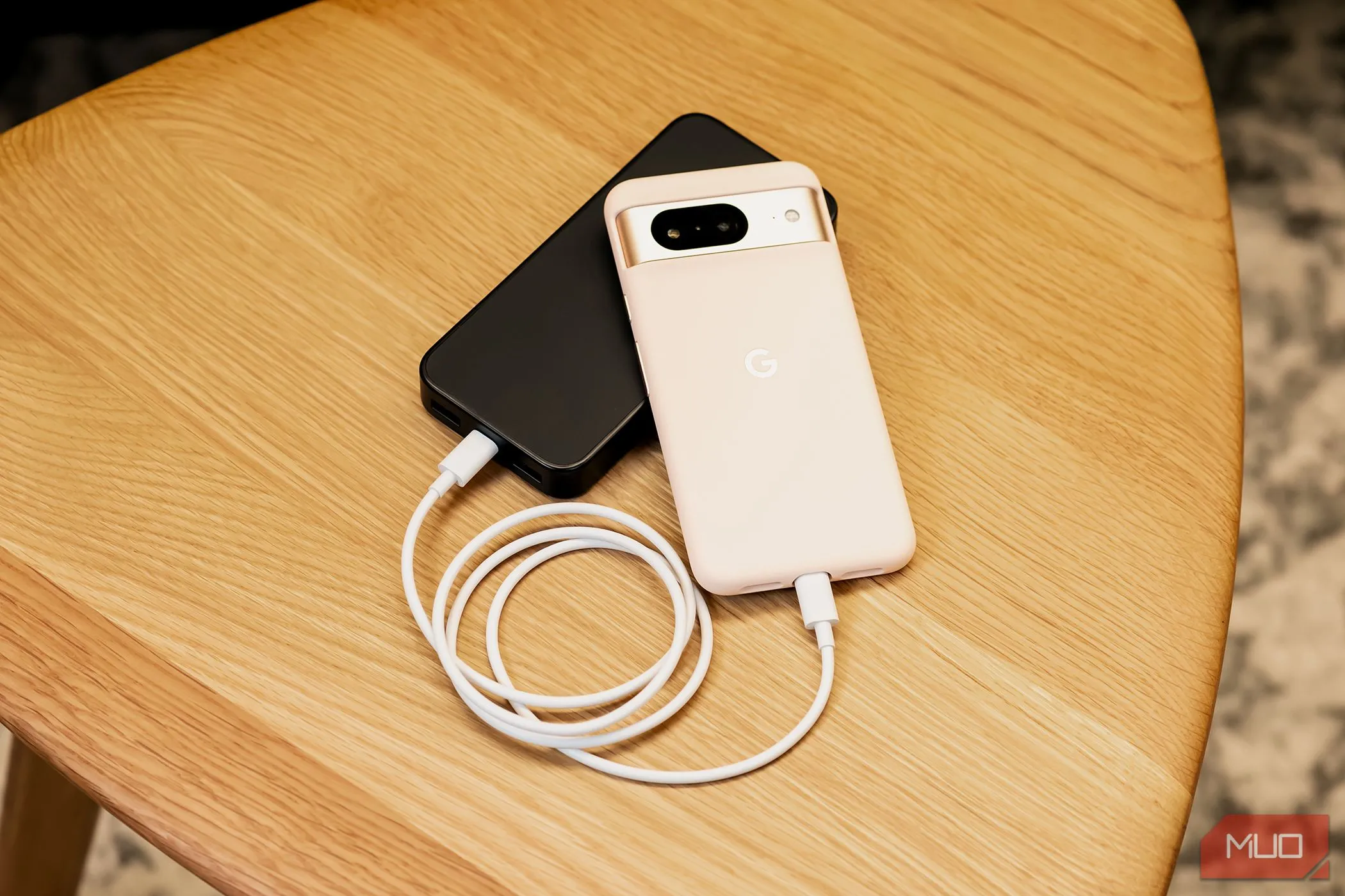 Điện thoại Google Pixel 8 đang sạc pin bằng cáp USB-C