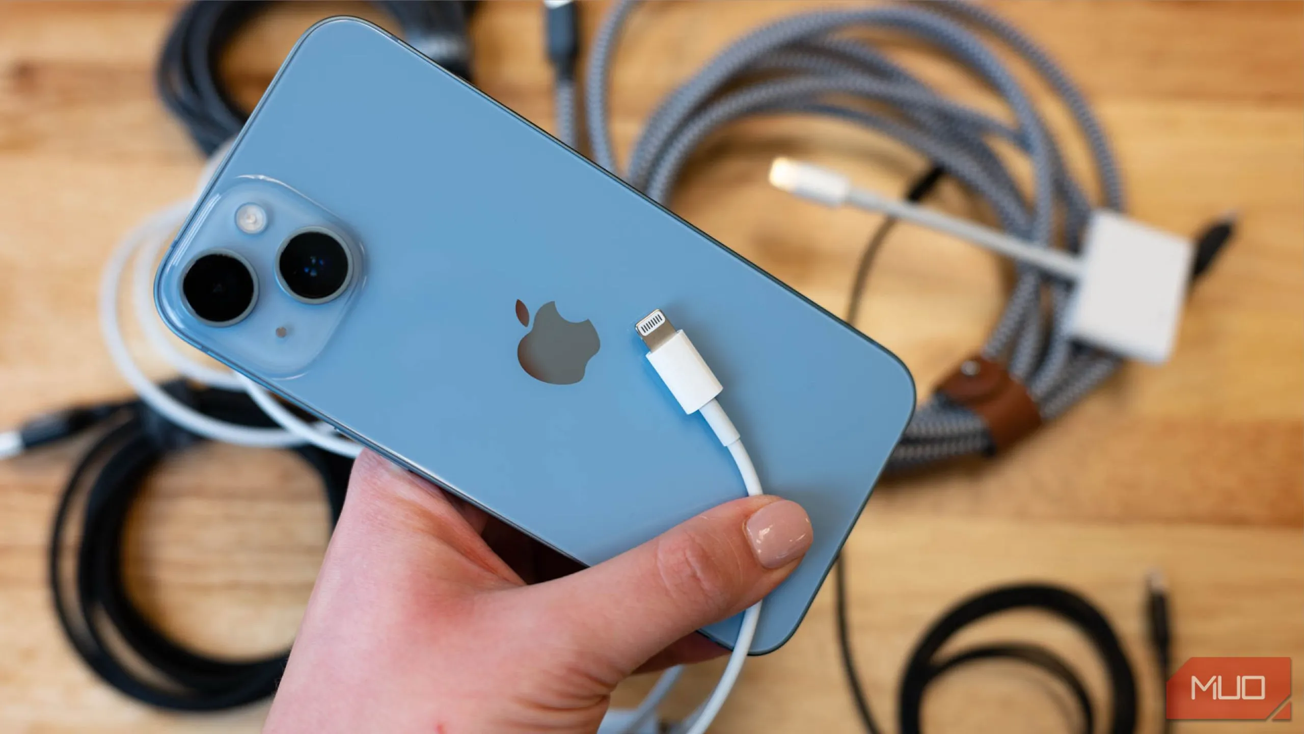 Điện thoại iPhone 13 cùng cáp sạc Lightning đang được sử dụng