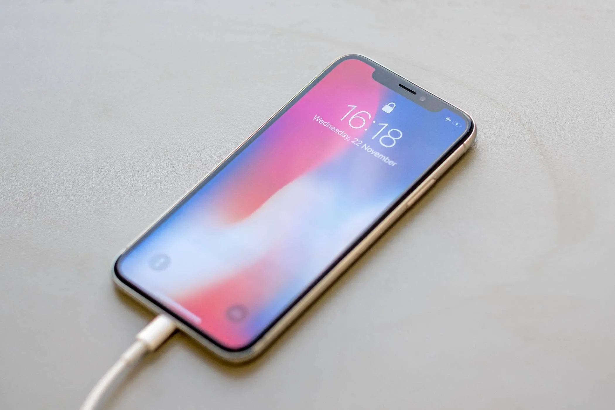 Điện thoại iPhone đang cắm sạc qua đêm, minh họa công nghệ sạc thông minh.