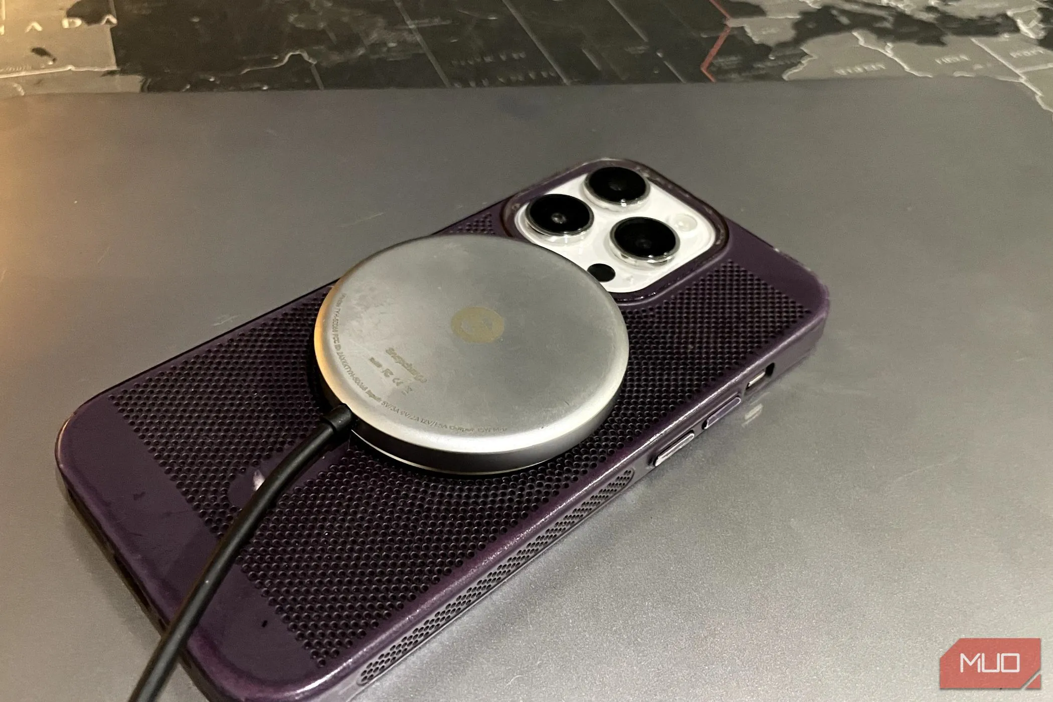 Điện thoại iPhone đang sạc không dây, minh họa tính năng tiện ích của ốp lưng