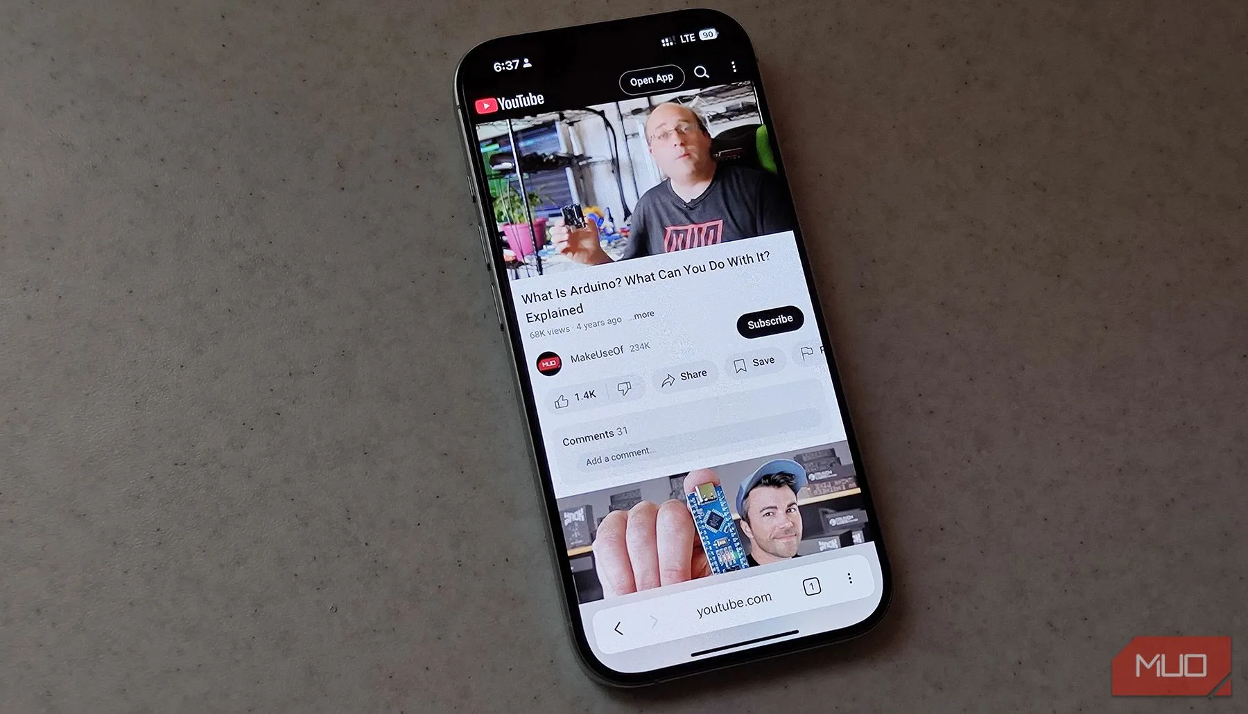 Điện thoại iPhone hiển thị ứng dụng web YouTube đang phát video