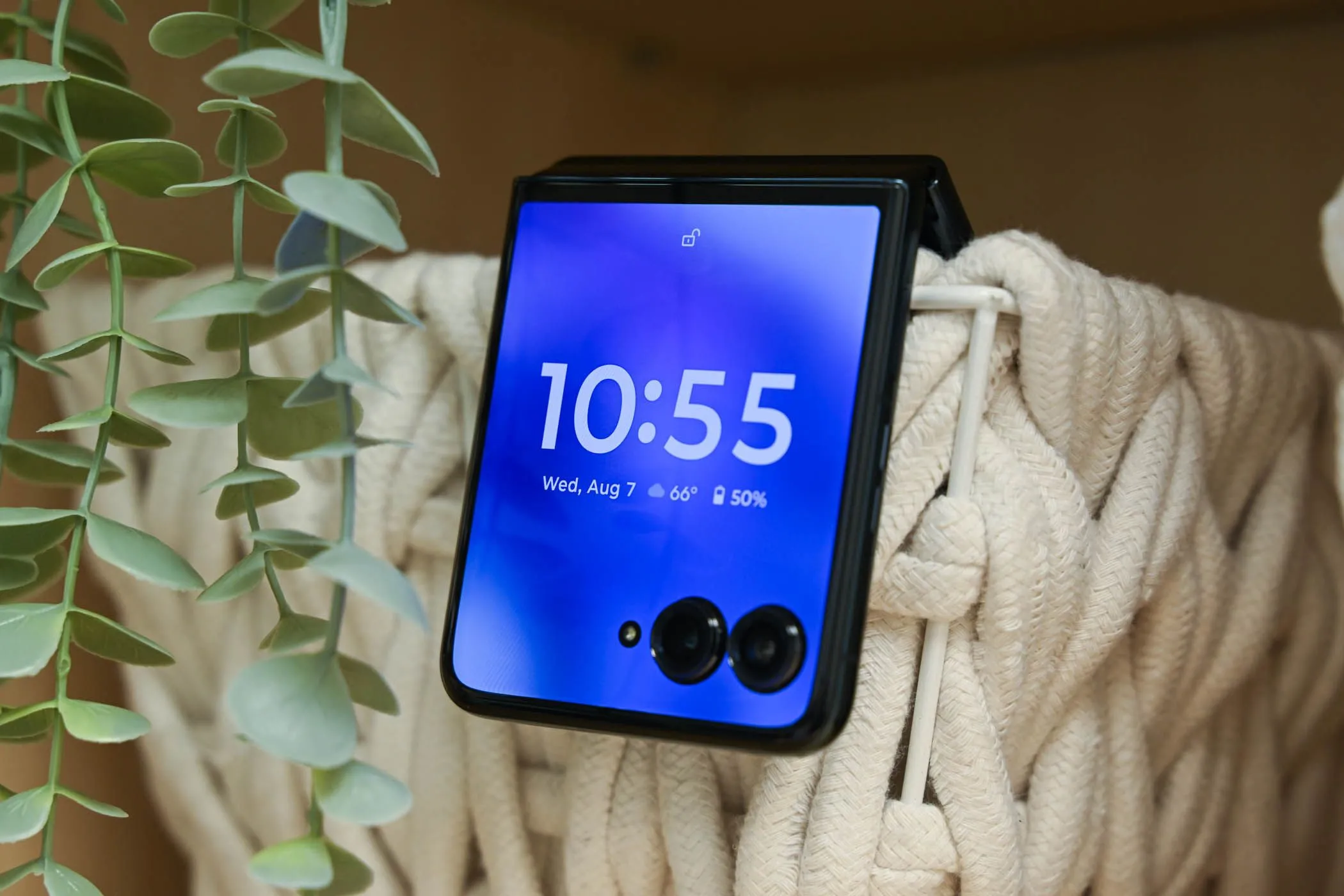 Điện thoại Motorola Razr+ gập lại với màn hình phụ đang bật, minh họa khả năng sử dụng nhanh gọn của màn hình ngoài trên flip phone.