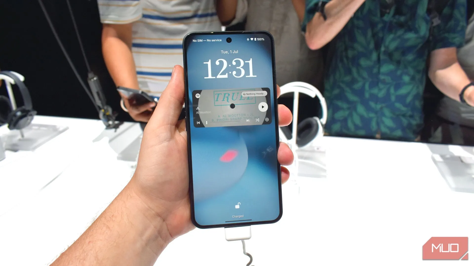 Điện thoại Nothing Phone 3 cầm trên tay với mặt trước nhìn thẳng