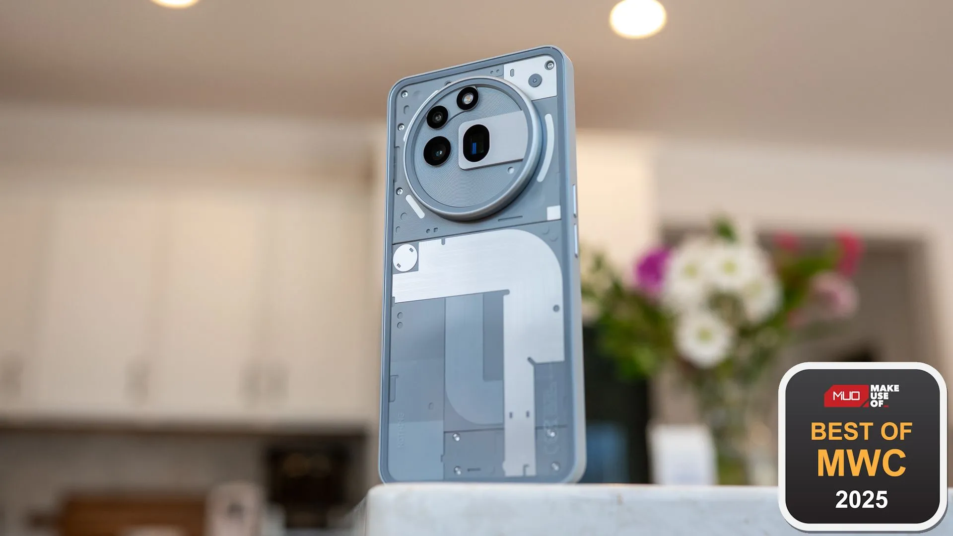 Điện thoại Nothing Phone (3a) Pro màu đen với giao diện Glyph phát sáng tại MWC 2025