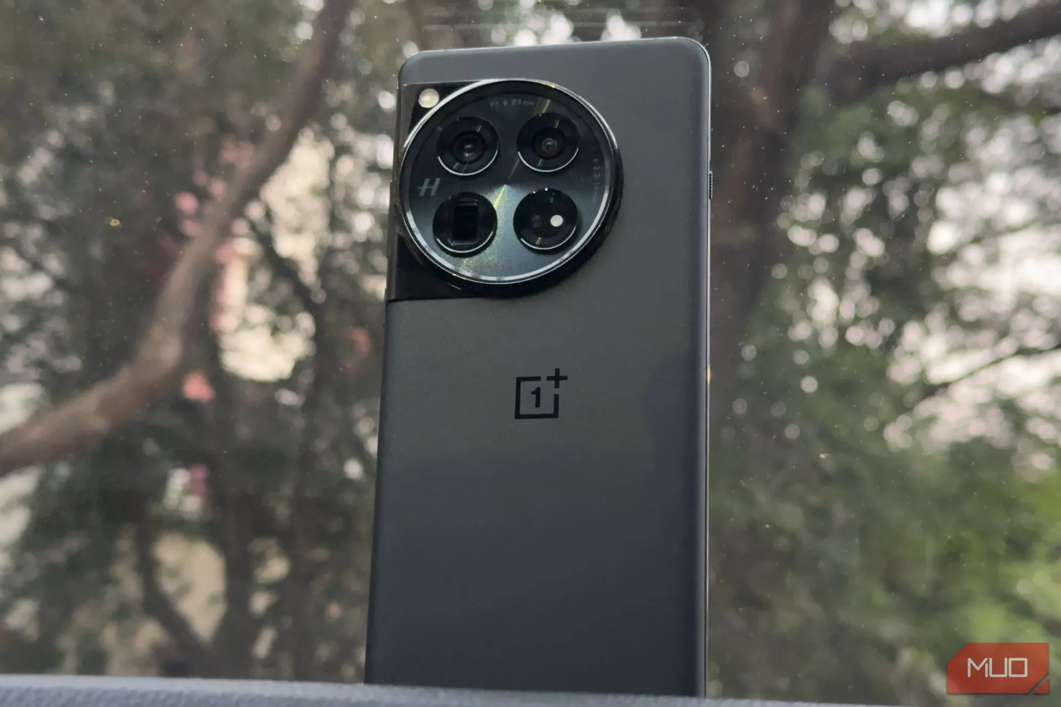 Điện thoại OnePlus 12 màu đen với mặt lưng sang trọng
