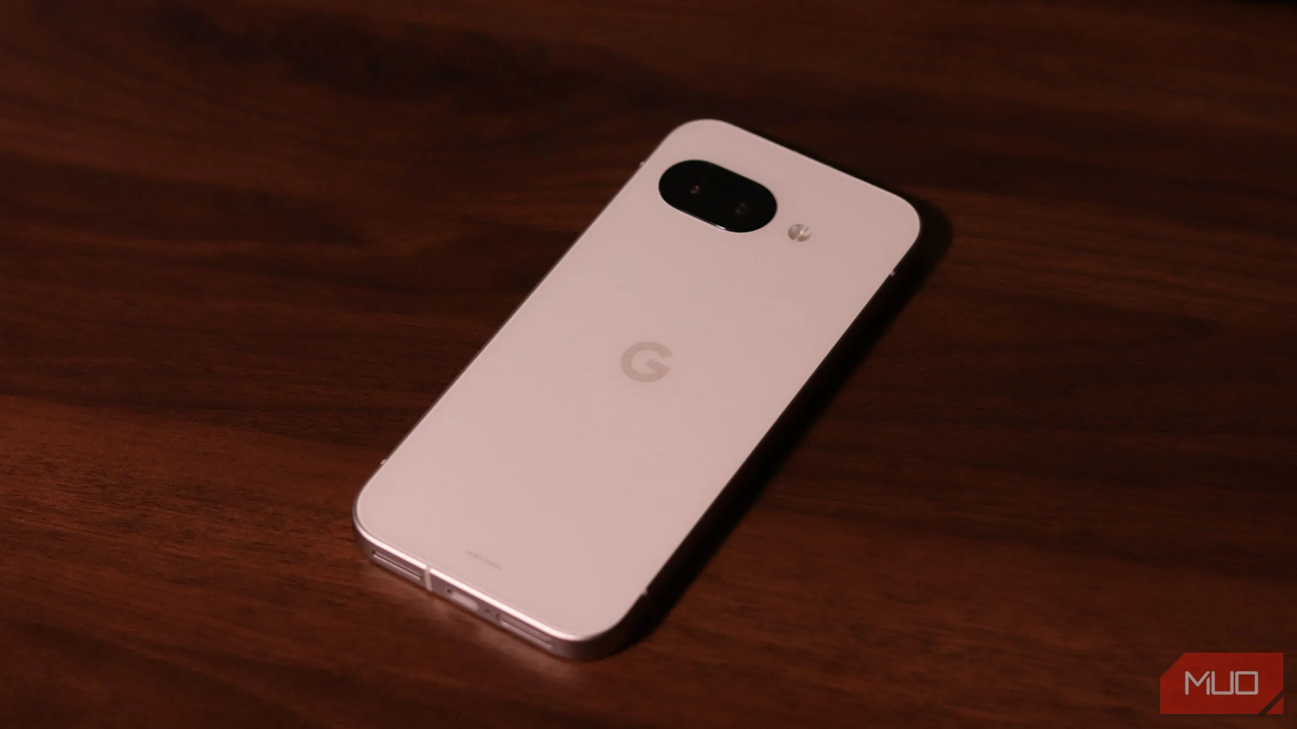Điện thoại Pixel 9a đặt trên bề mặt gỗ