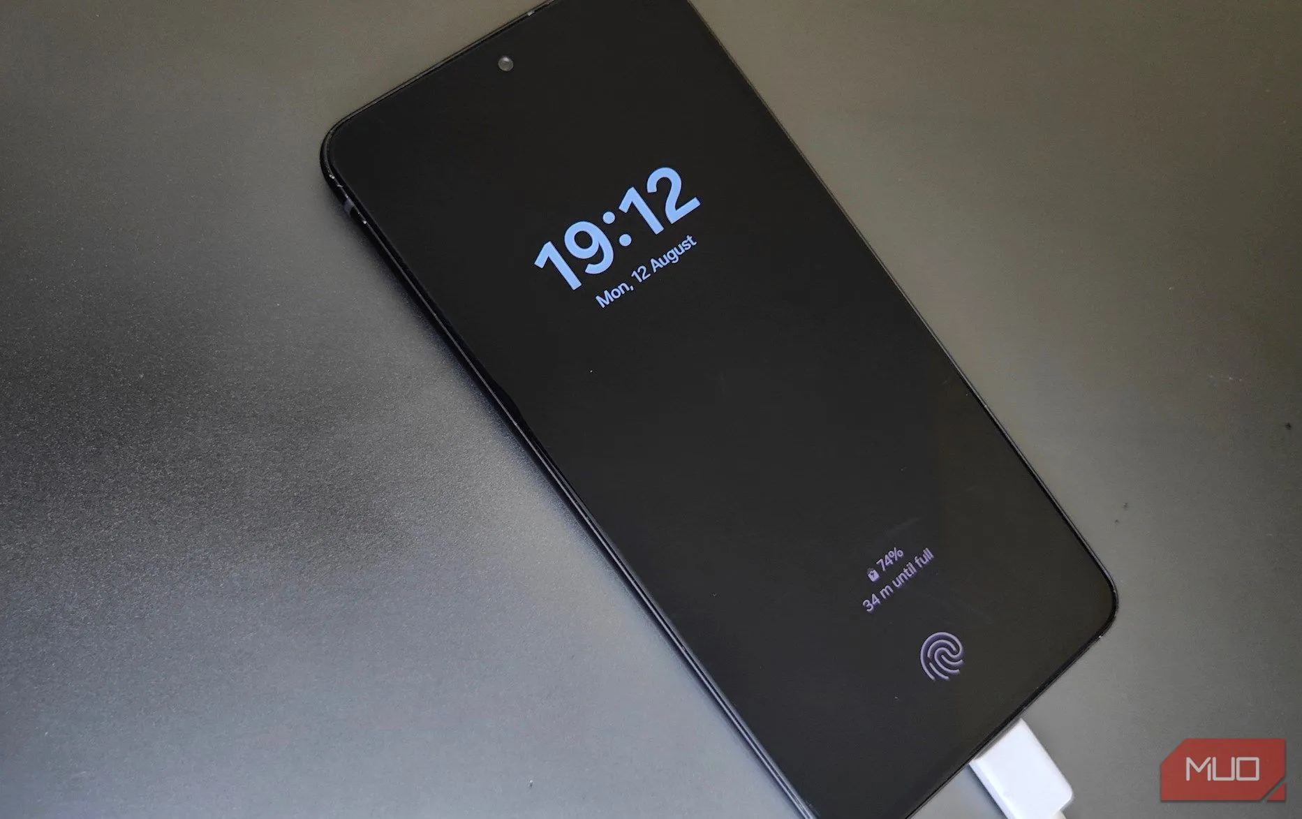 Điện thoại Samsung đang được sạc trên bàn, minh họa cho vấn đề tốc độ sạc chậm của các thiết bị này