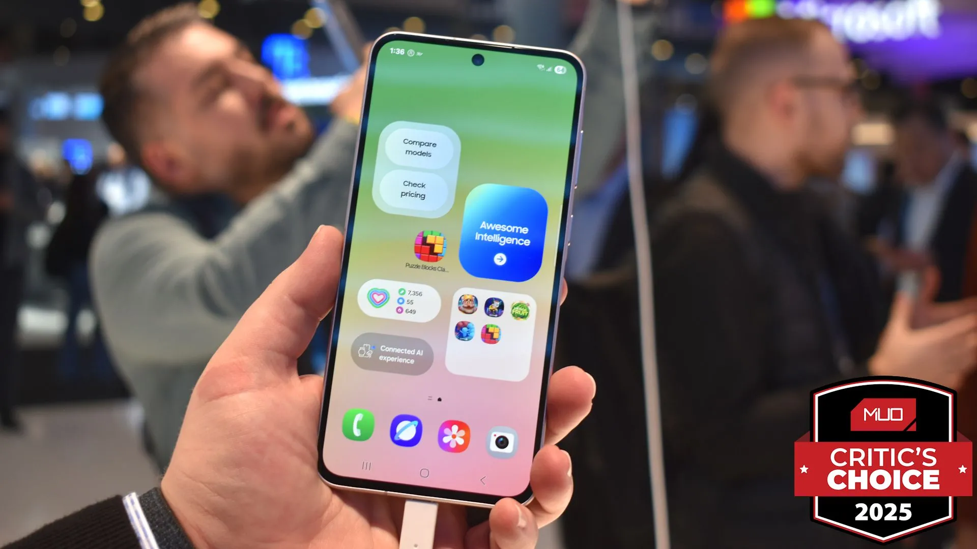 Điện thoại Samsung Galaxy A56 nhìn từ mặt trước, trưng bày tại MWC 2025 và nhận giải