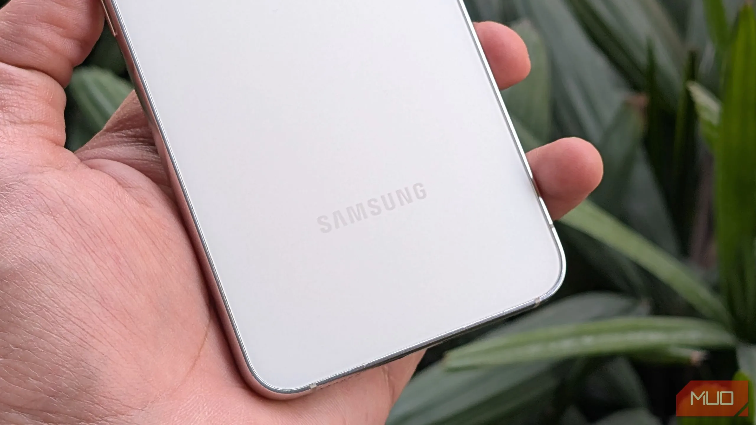 Điện thoại Samsung Galaxy S23 màu đen trong tay, minh họa việc thiết bị vẫn nhận hỗ trợ cập nhật lâu dài